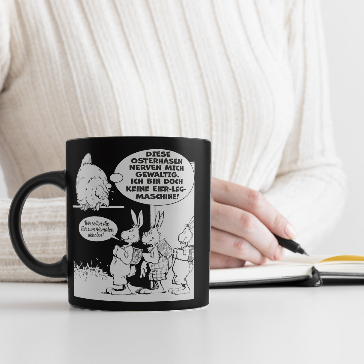 Osterhase und Huhn Tasse in Schwarz mit Spruch: Osterhasen nerven, keine Eier-Maschine!