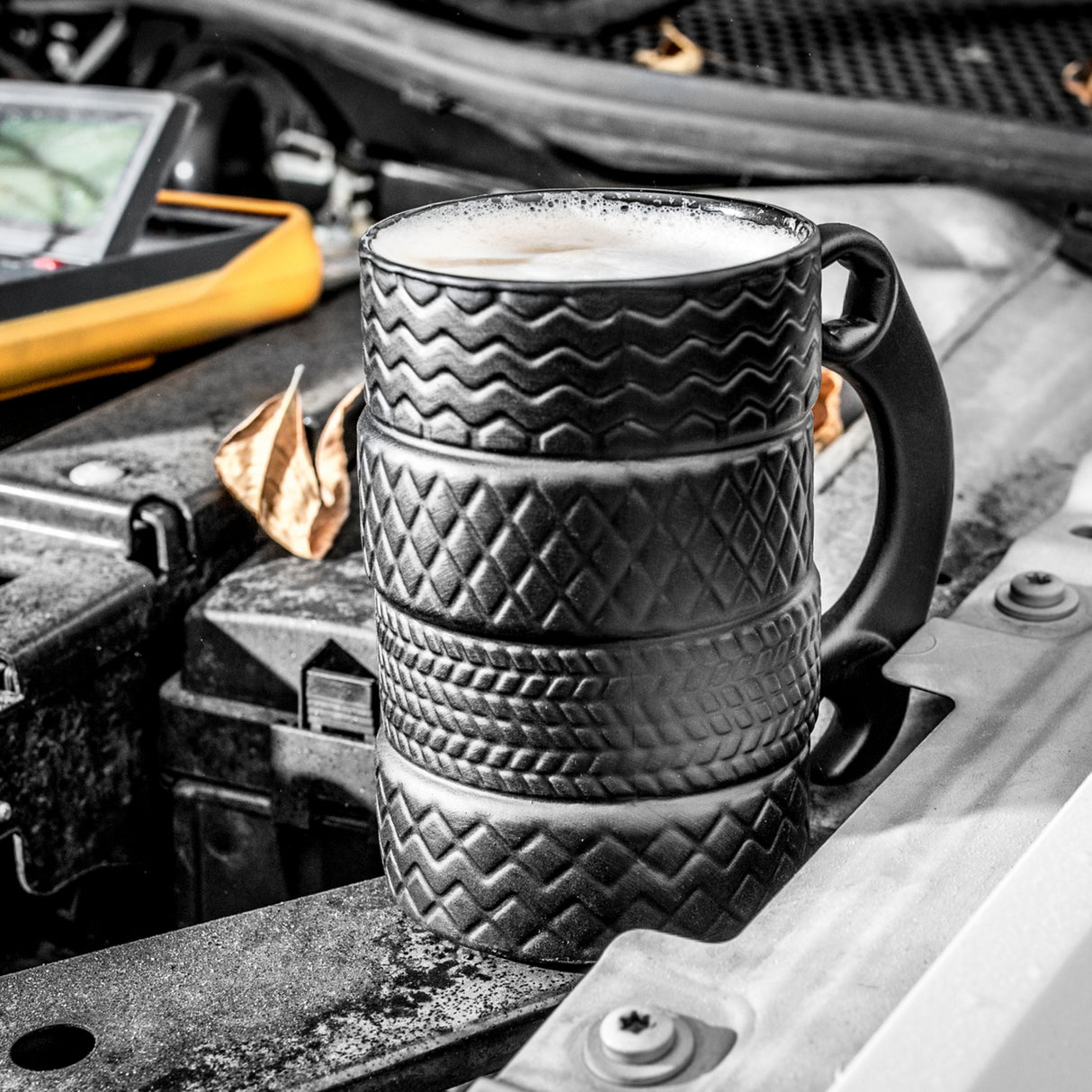 Autoreifen Kaffeebecher mit Schraubenschlüssel als Griff