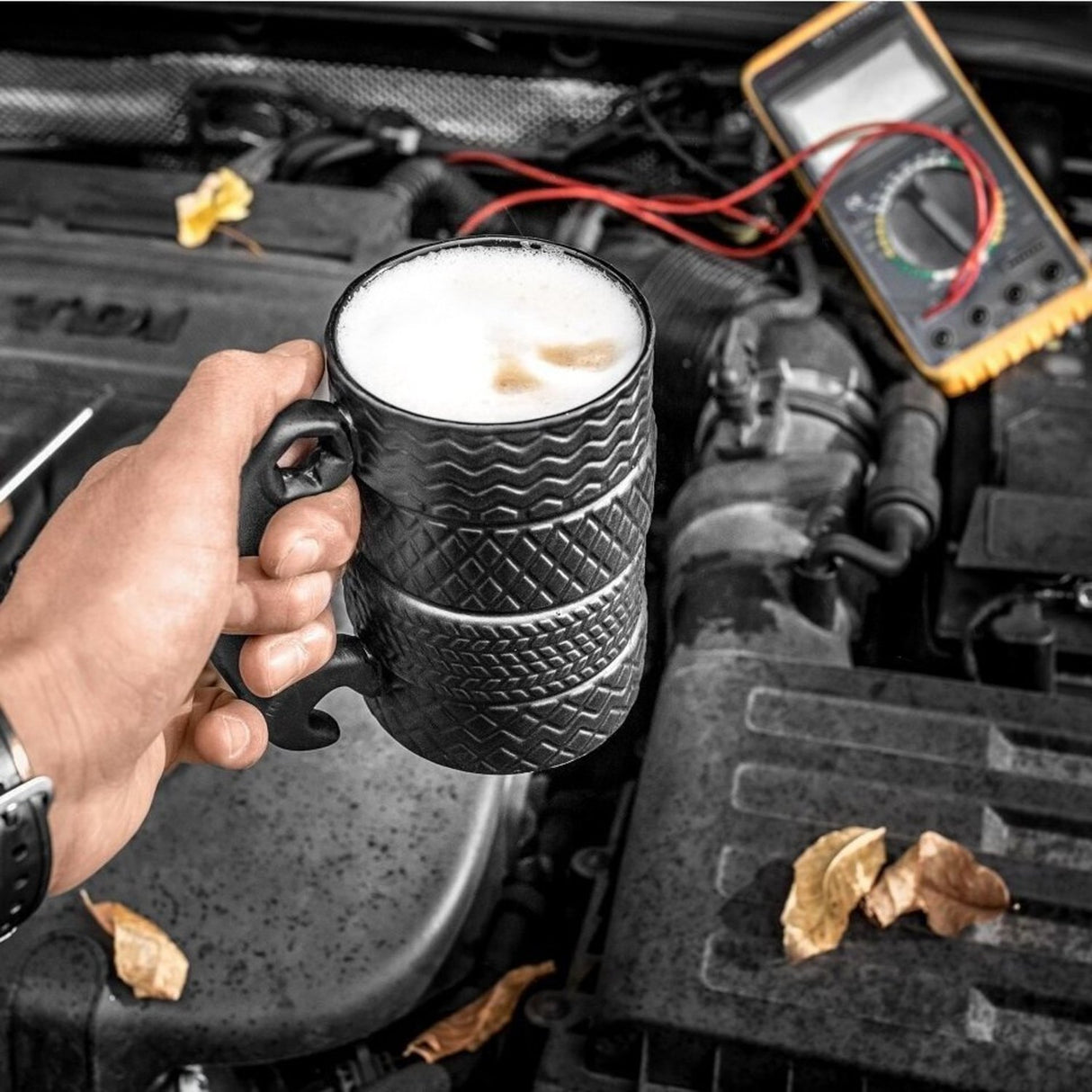 Autoreifen Kaffeebecher mit Schraubenschlüssel als Griff
