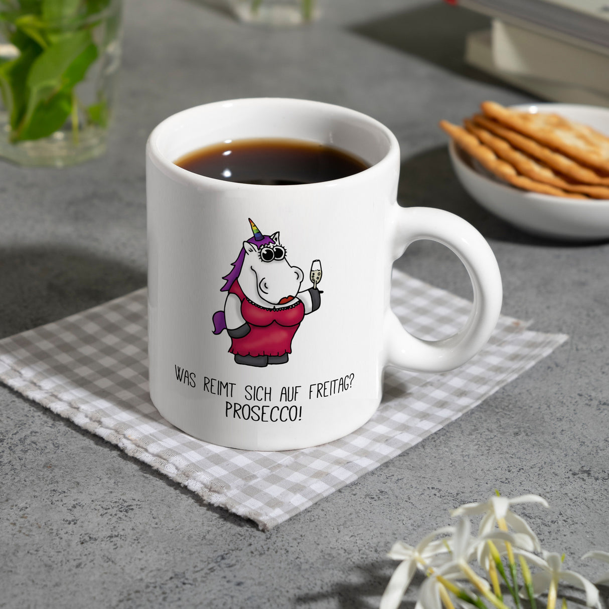 Kaffeebecher mit Spruch: Was reimt sich auf Freitag? Prosecco! ...