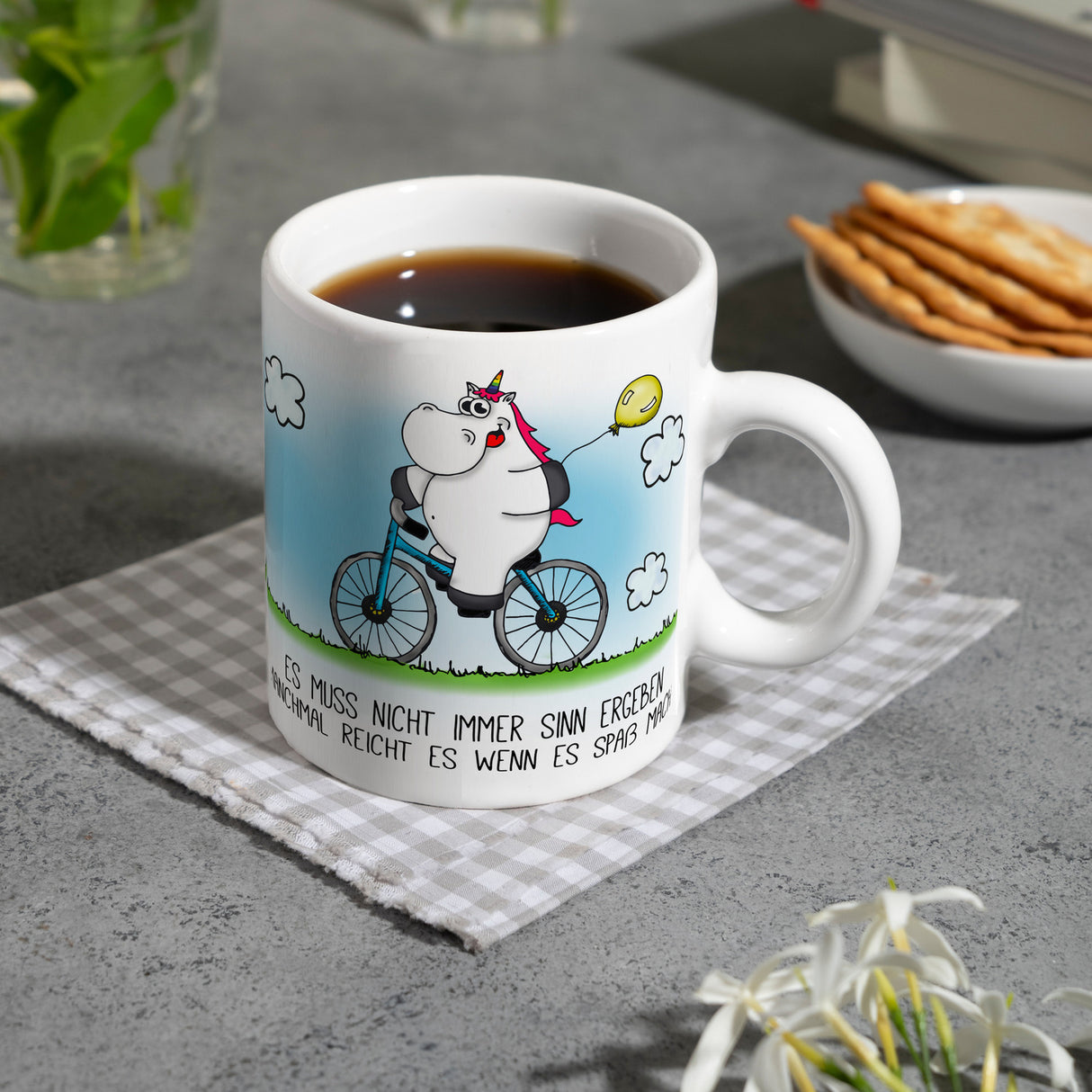 Honeycorns Kaffeebecher mit Einhorn Fahrrad Motiv und Spruch: Es muss nicht immer Sinn ergeben...
