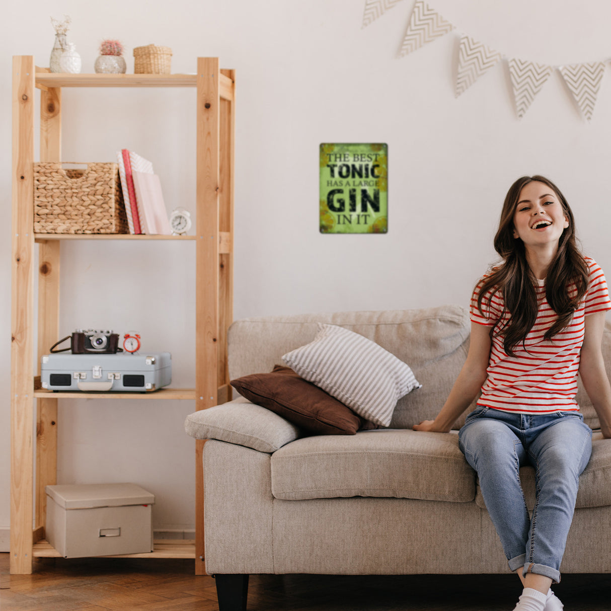 Metallschild mit Gin Tonic Motiv und Spruch: Best Tonic has Gin in it