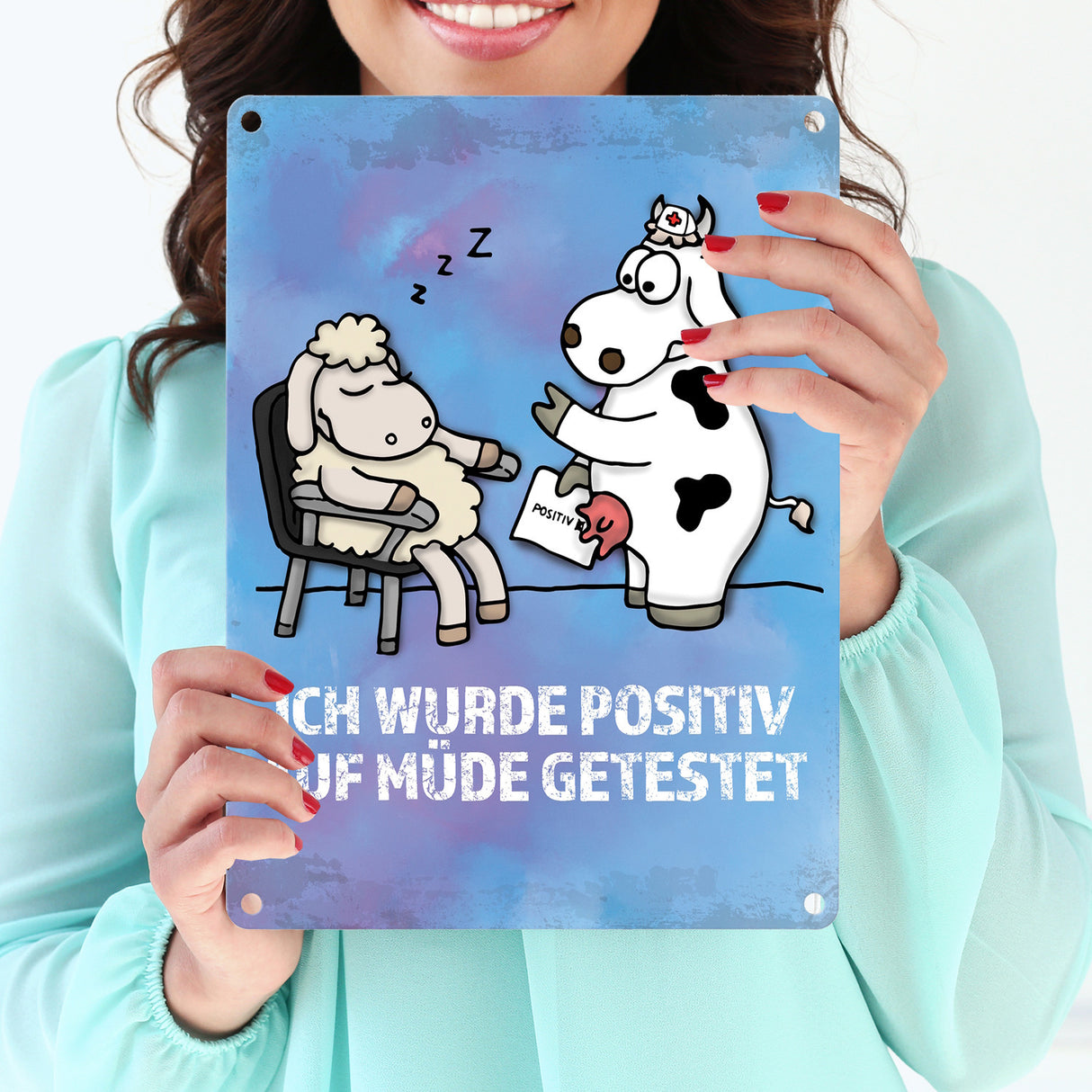 Metallschild mit Schaf und Kuh Motiv und Spruch: Positiv auf Müde getestet