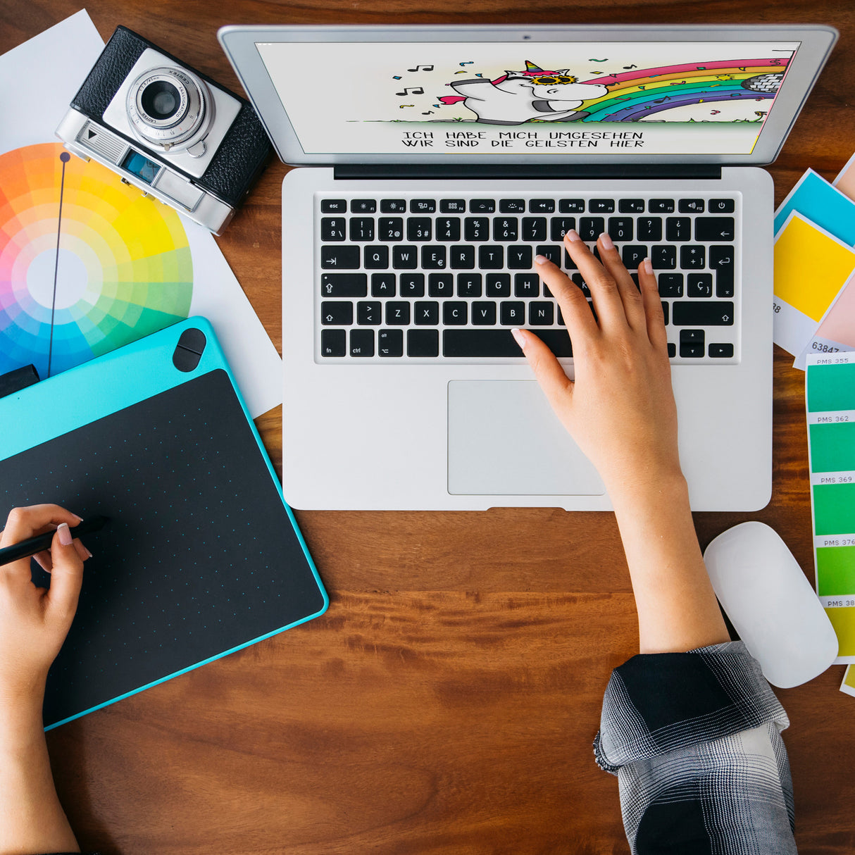 Honeycorns Kaffeebecher mit Einhorn Motiv und Spruch: Ich habe mich umgesehen, wir sind ...