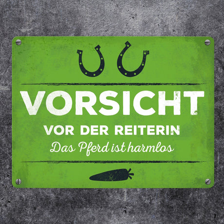 Metallschild mit Spruch: Vorsicht vor der Reiterin...