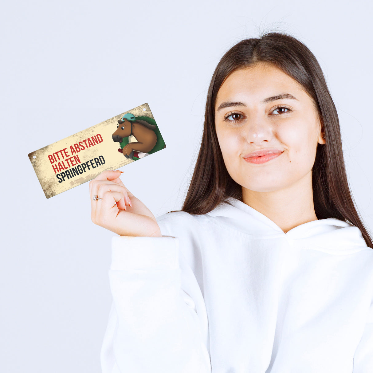Metallschild mit braunem Springpferd Motiv und Spruch: Bitte Abstand halten