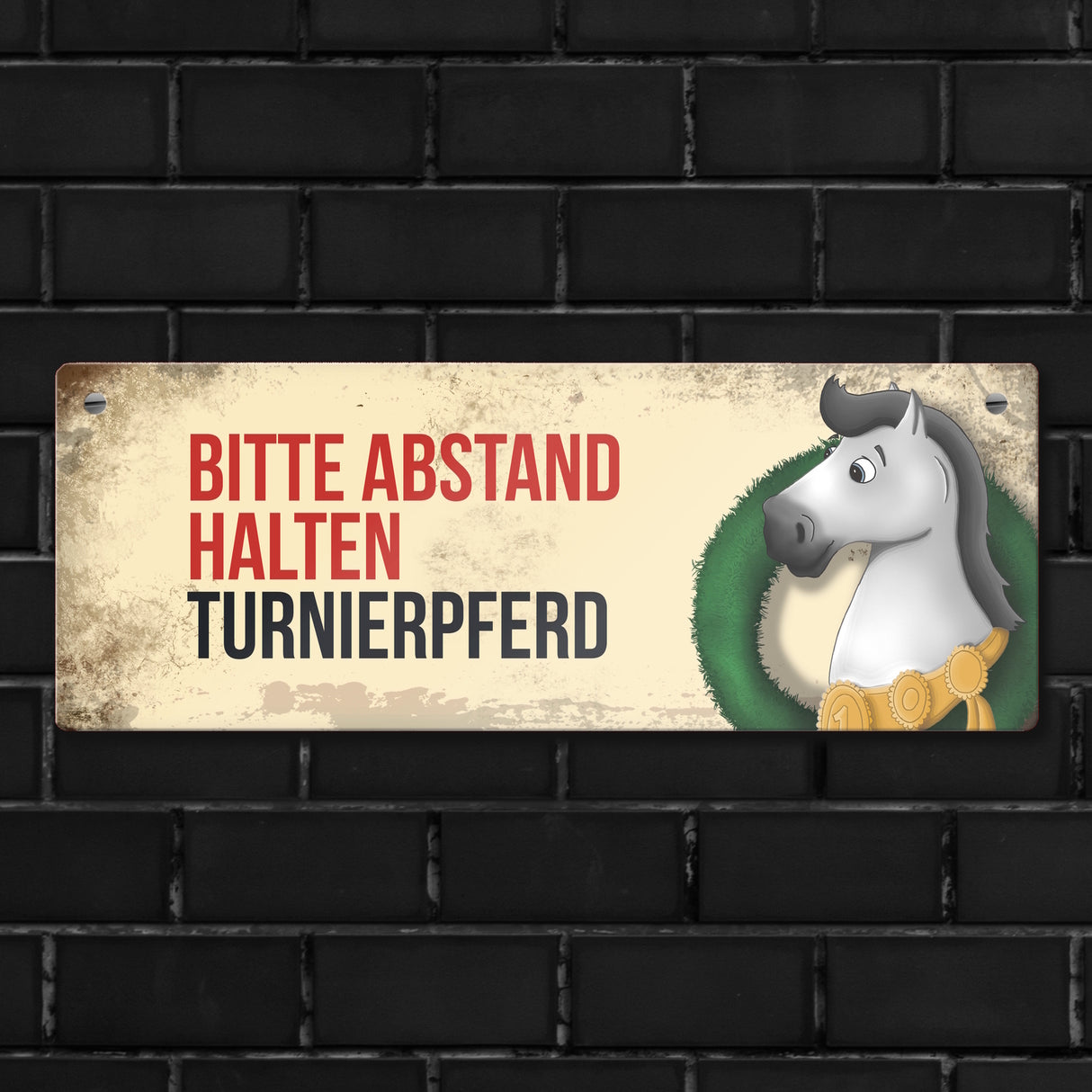 Metallschild mit weißem Turnierpferd Motiv und Spruch: Bitte Abstand halten