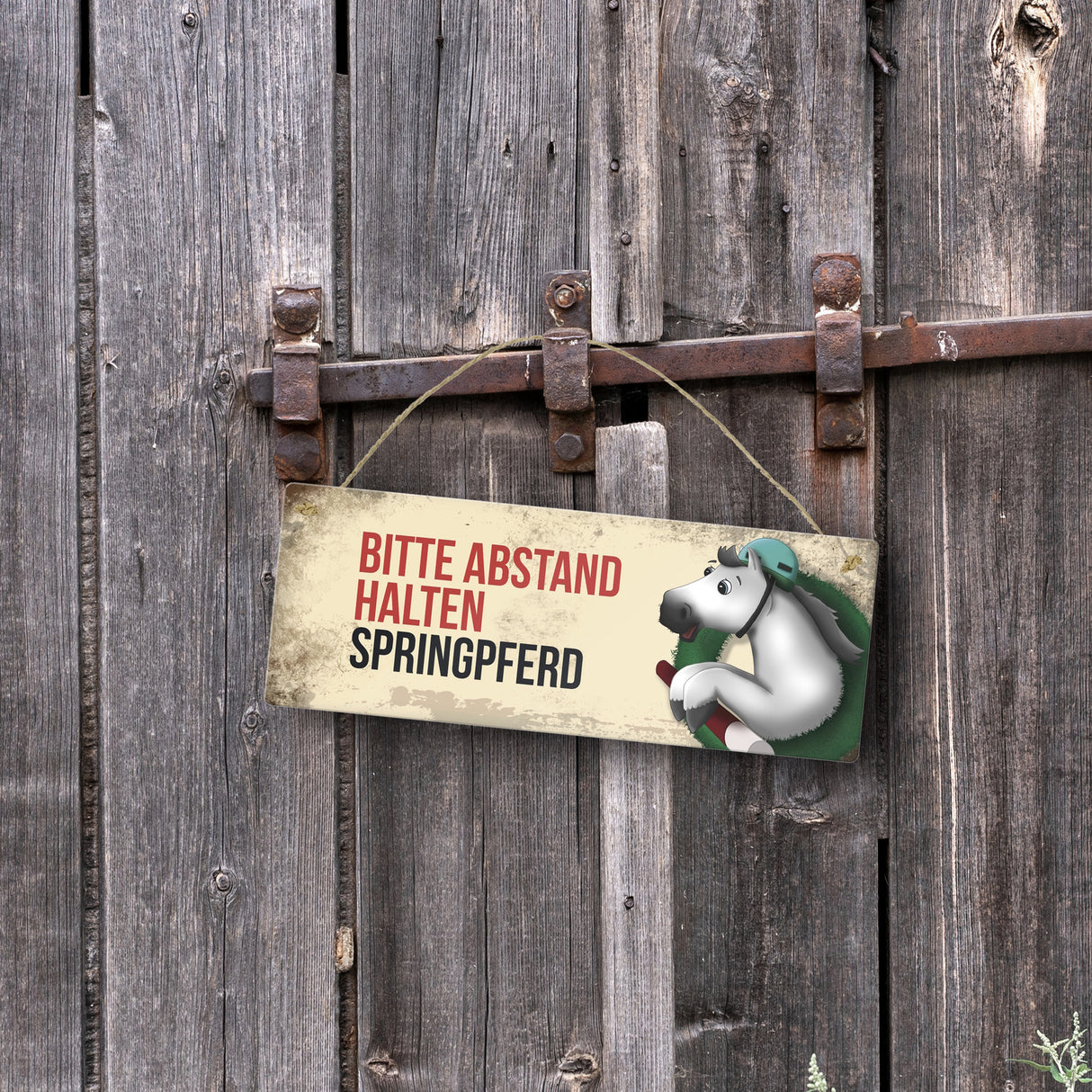 Metallschild mit weißem Springpferd Motiv und Spruch: Bitte Abstand halten