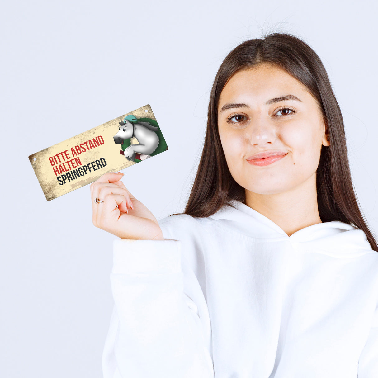 Metallschild mit weißem Springpferd Motiv und Spruch: Bitte Abstand halten
