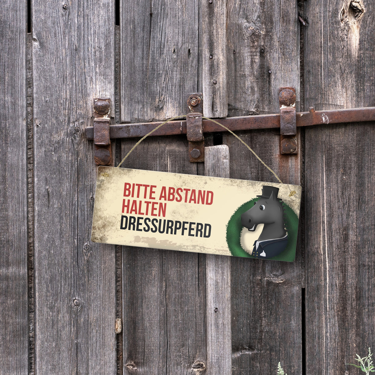 Metallschild mit schwarzem Dressurpferd Motiv und Spruch: Bitte Abstand halten