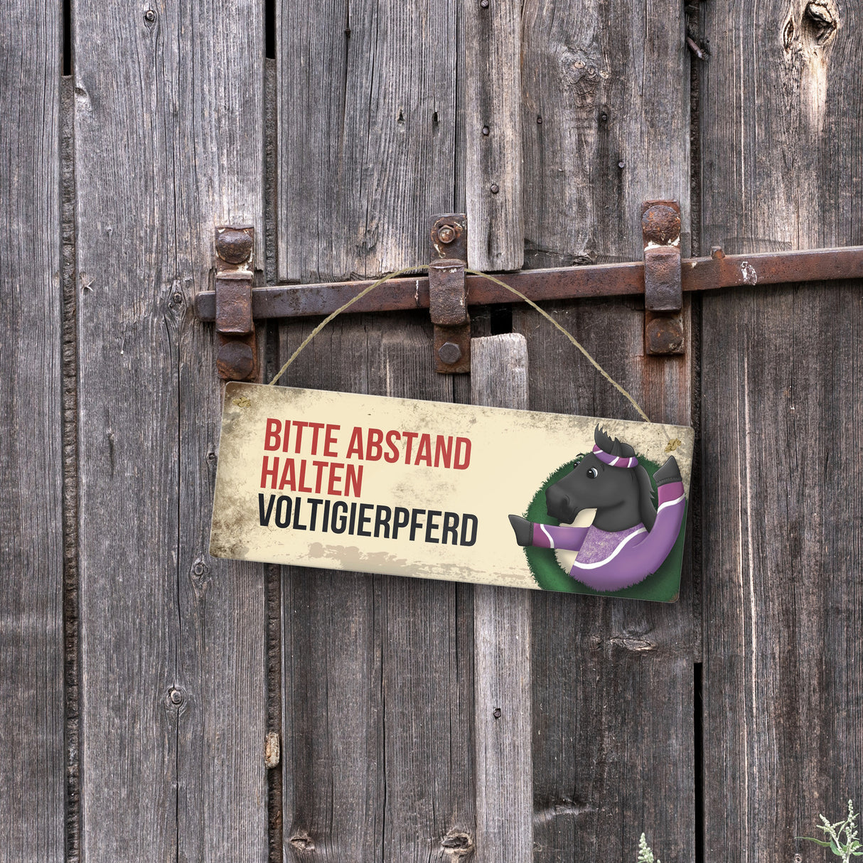 Metallschild mit schwarzem Voltigierpferd Motiv und Spruch: Bitte Abstand halten