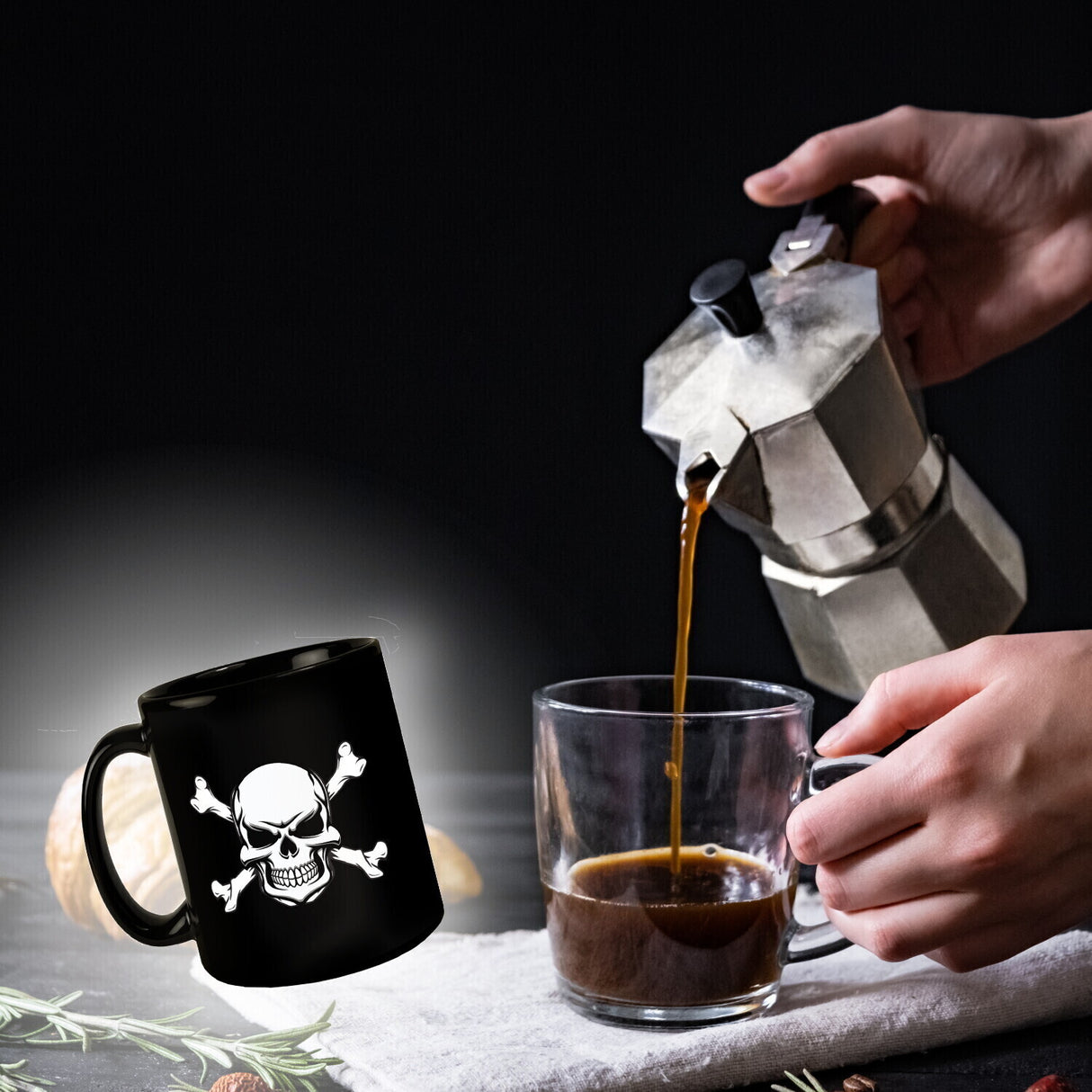 Totenkopf mit gekreuzten Knochen Kaffeebecher in schwarz