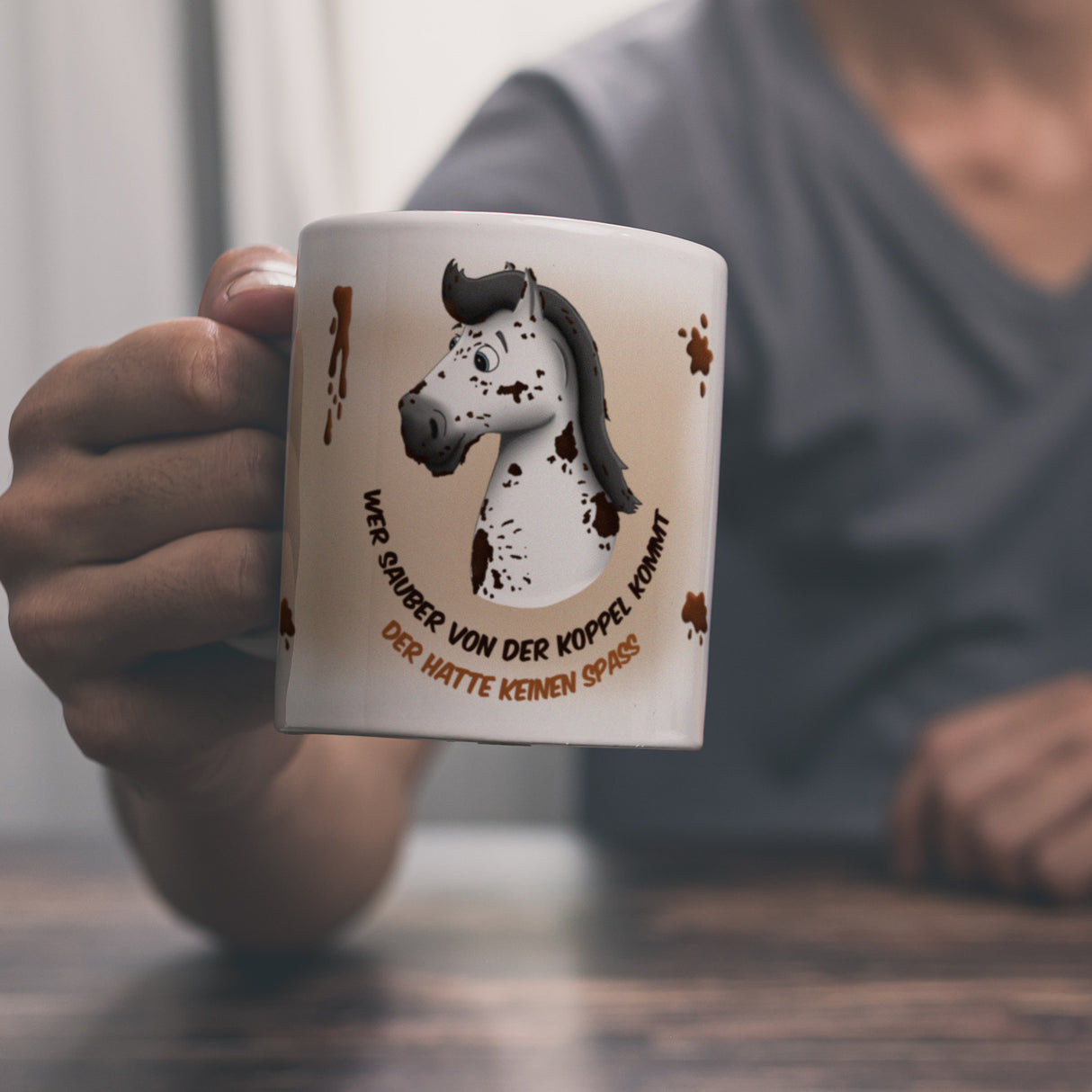 Kaffeebecher mit weißes Pferd Motiv und Spruch: Wer sauber von der Koppel kommt, ...