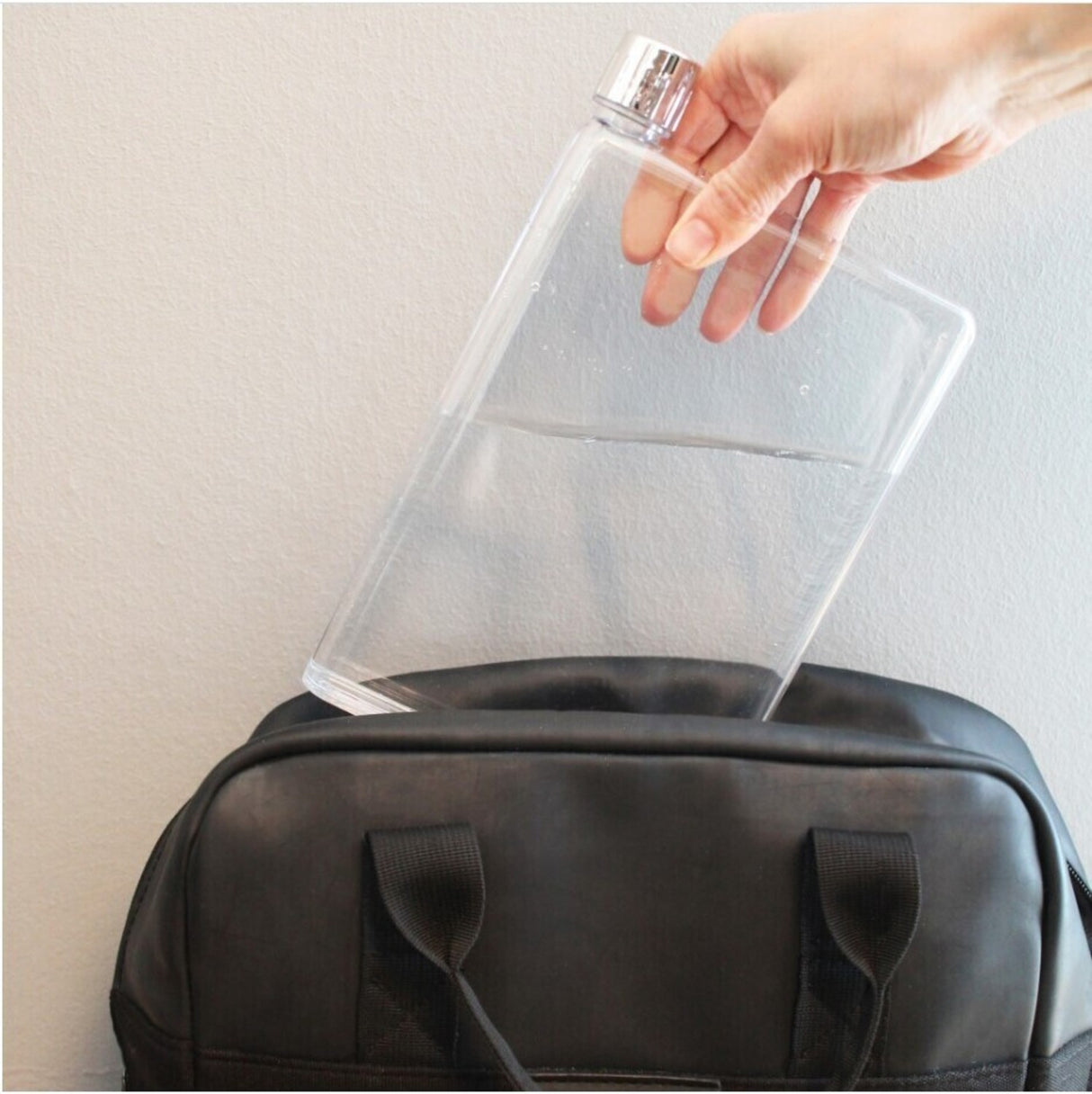 Flache Wasserflasche mit Flaschenbürste