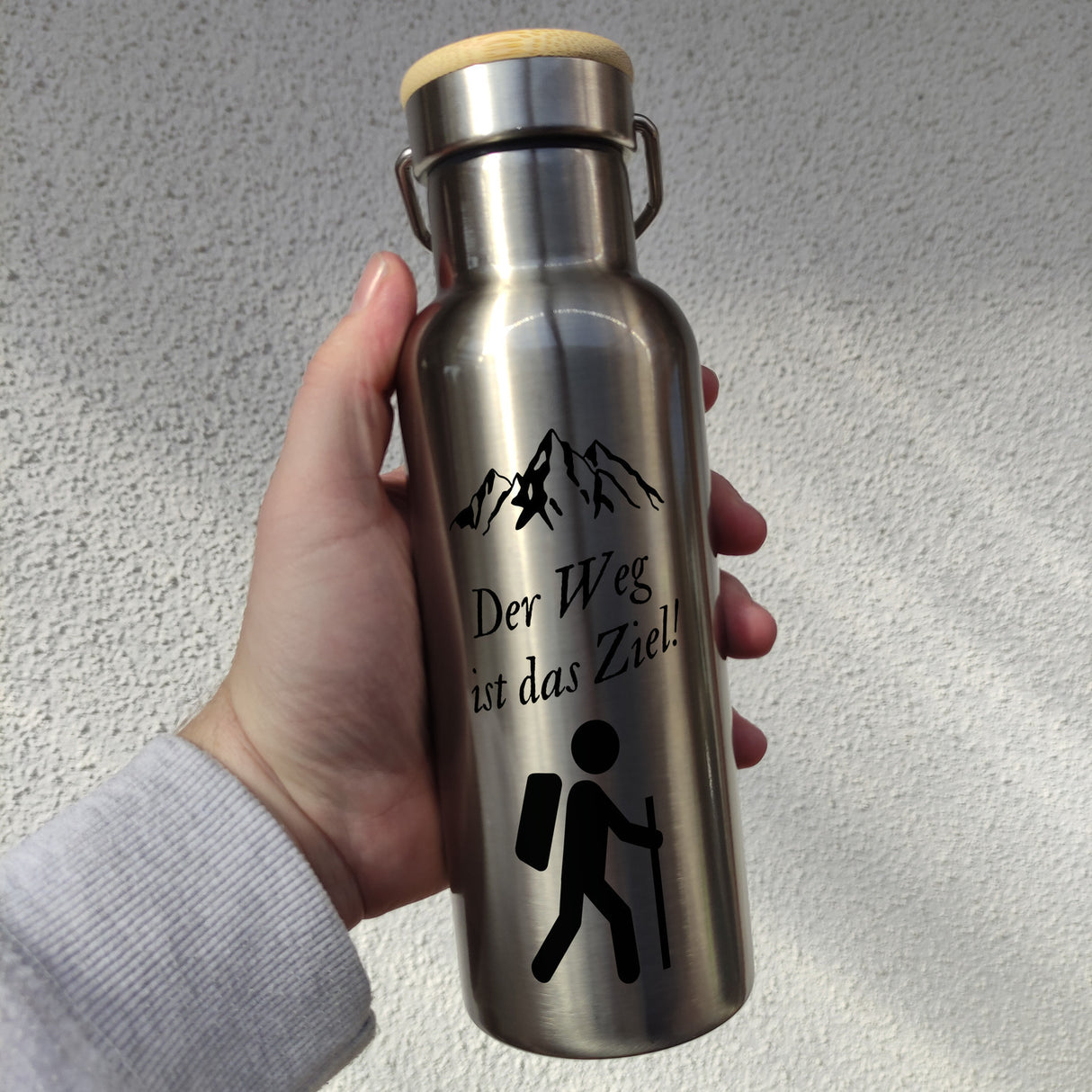 Der Weg ist das Ziel Wandern Thermoflasche mit Bambusdeckel