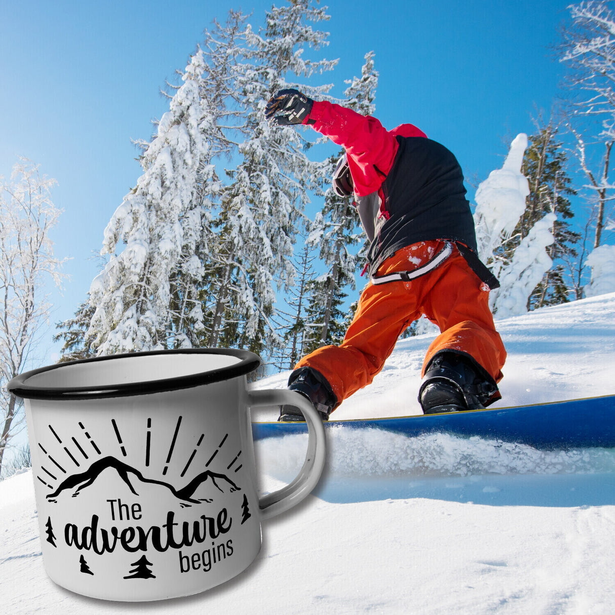 The adventure begins Emailletasse mit Berglandschaft