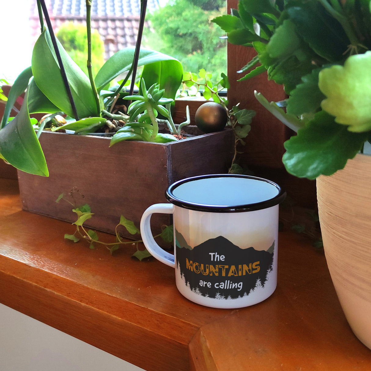 The mountains are calling Emailletasse mit Berglandschaft