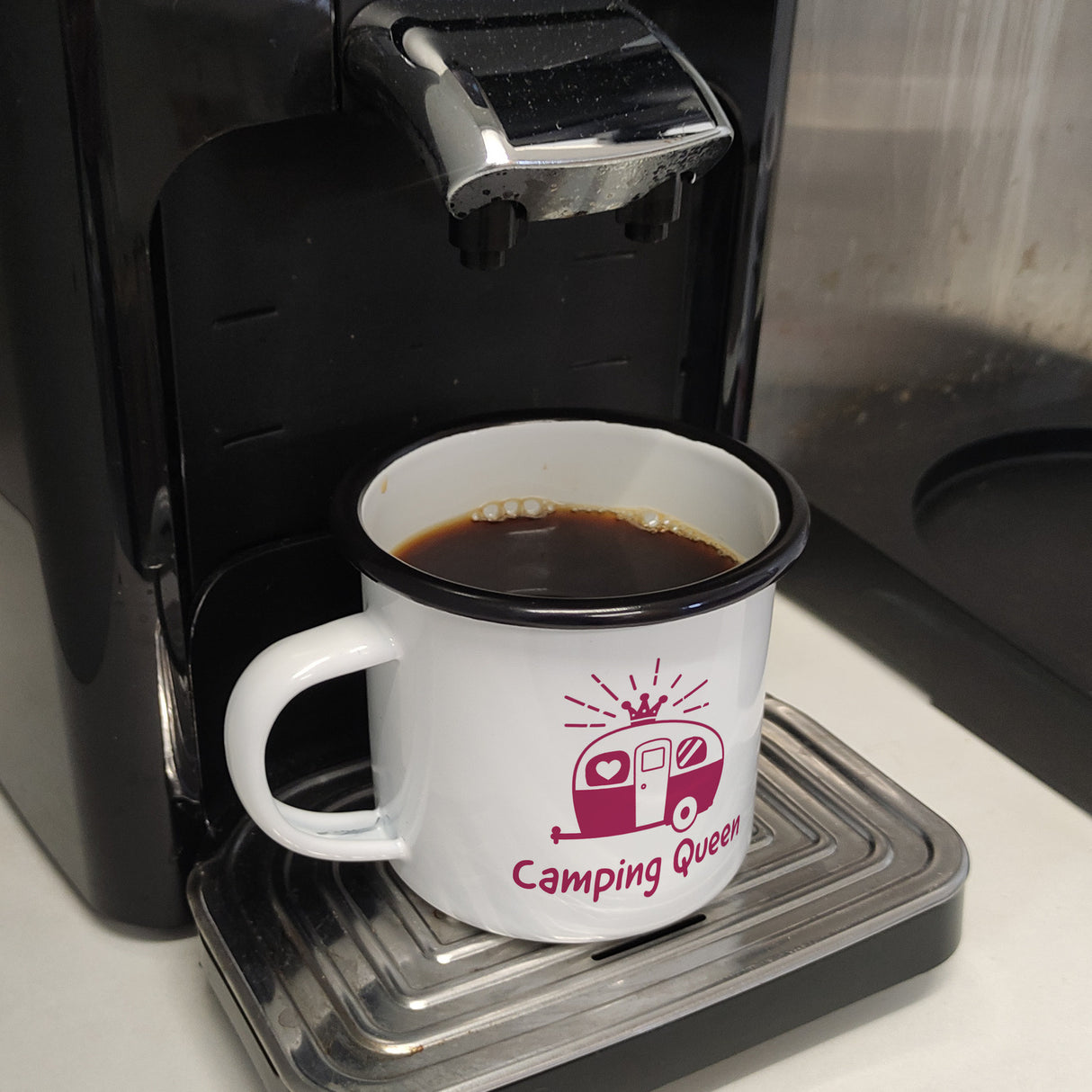 Camping Queen Emailletasse mit Wohnwagen