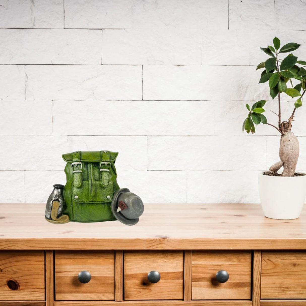 Wanderrucksack Spardose mit Seppelhut und Trinkflasche