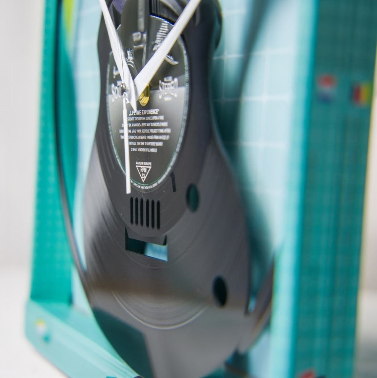 E-Gitarre Vinyl Wanduhr aus einer echten Schallplatte