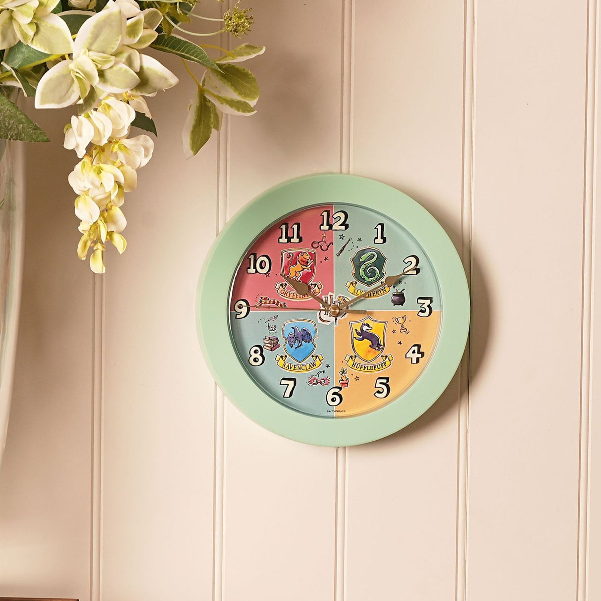 Harry Potter Charms Hauswappen Wanduhr mit Leuchtzahlen