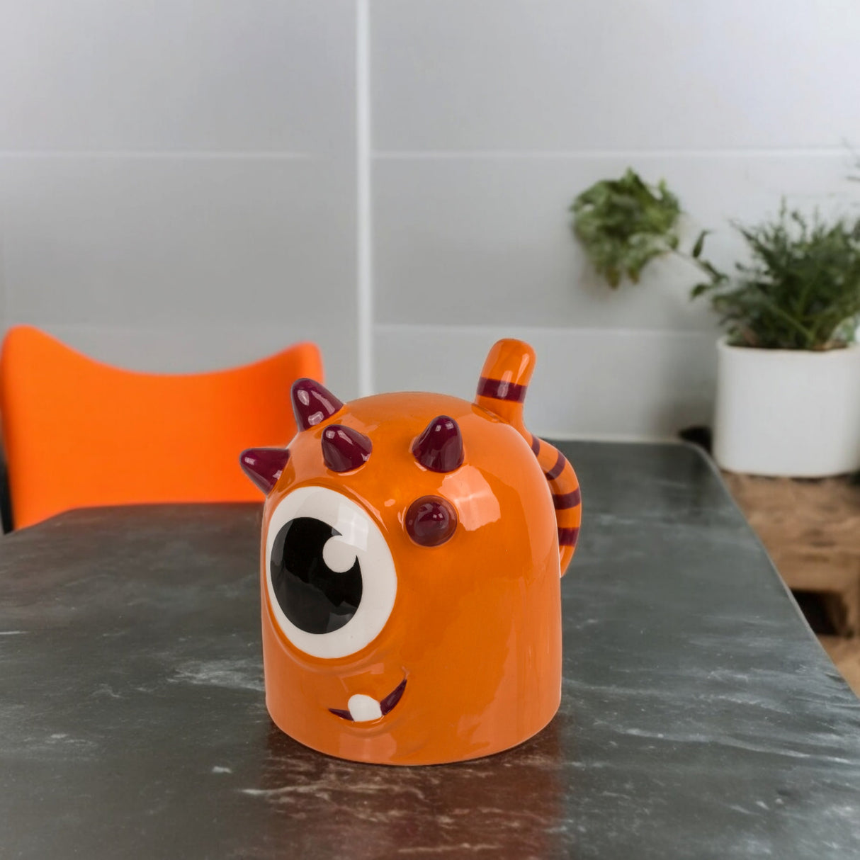 Oranges Monster Kopfüber Kaffeebecher Monstertasse für Kinder aus Keramik