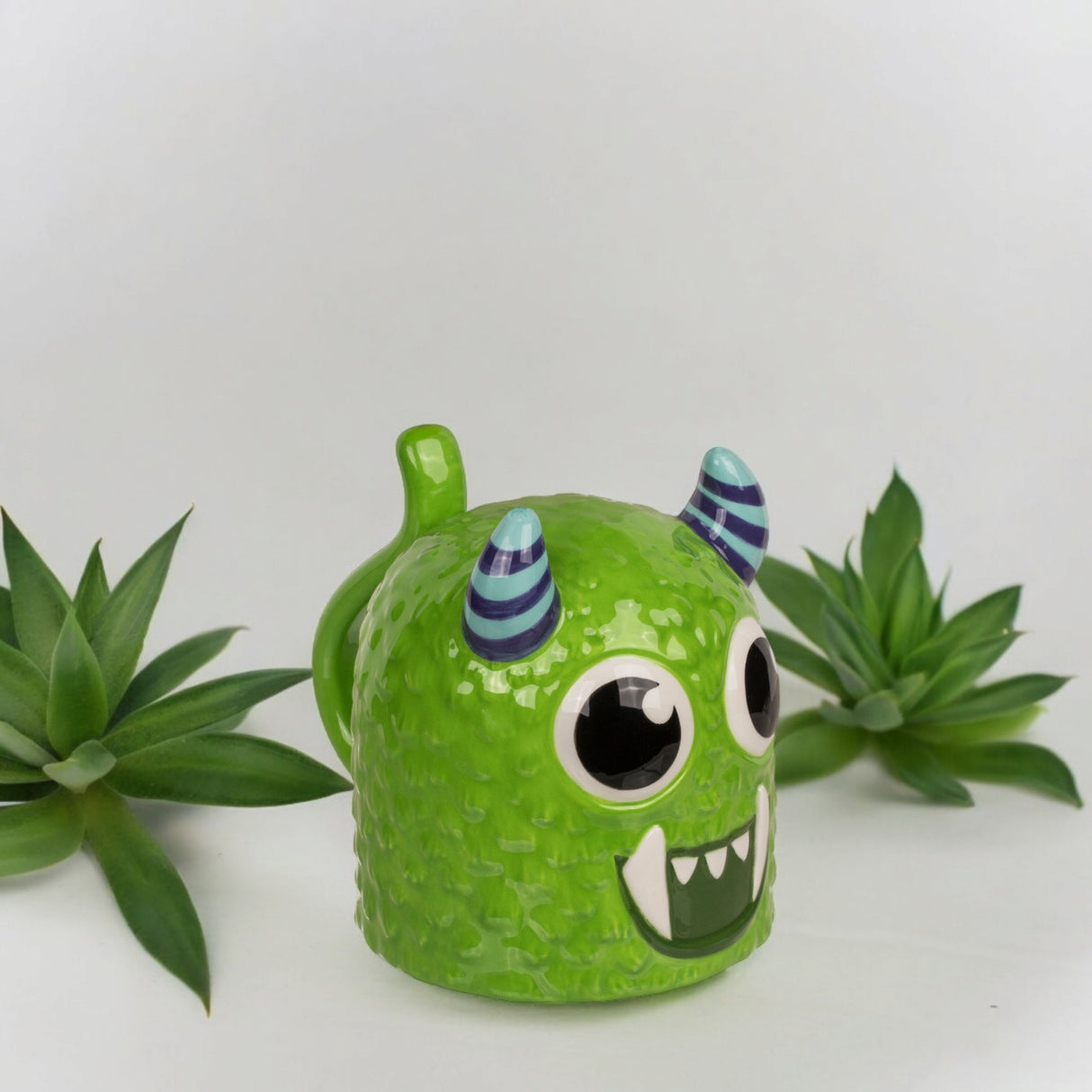 Grünes Monster kopfüber Kaffeebecher Kindertasse aus Keramik