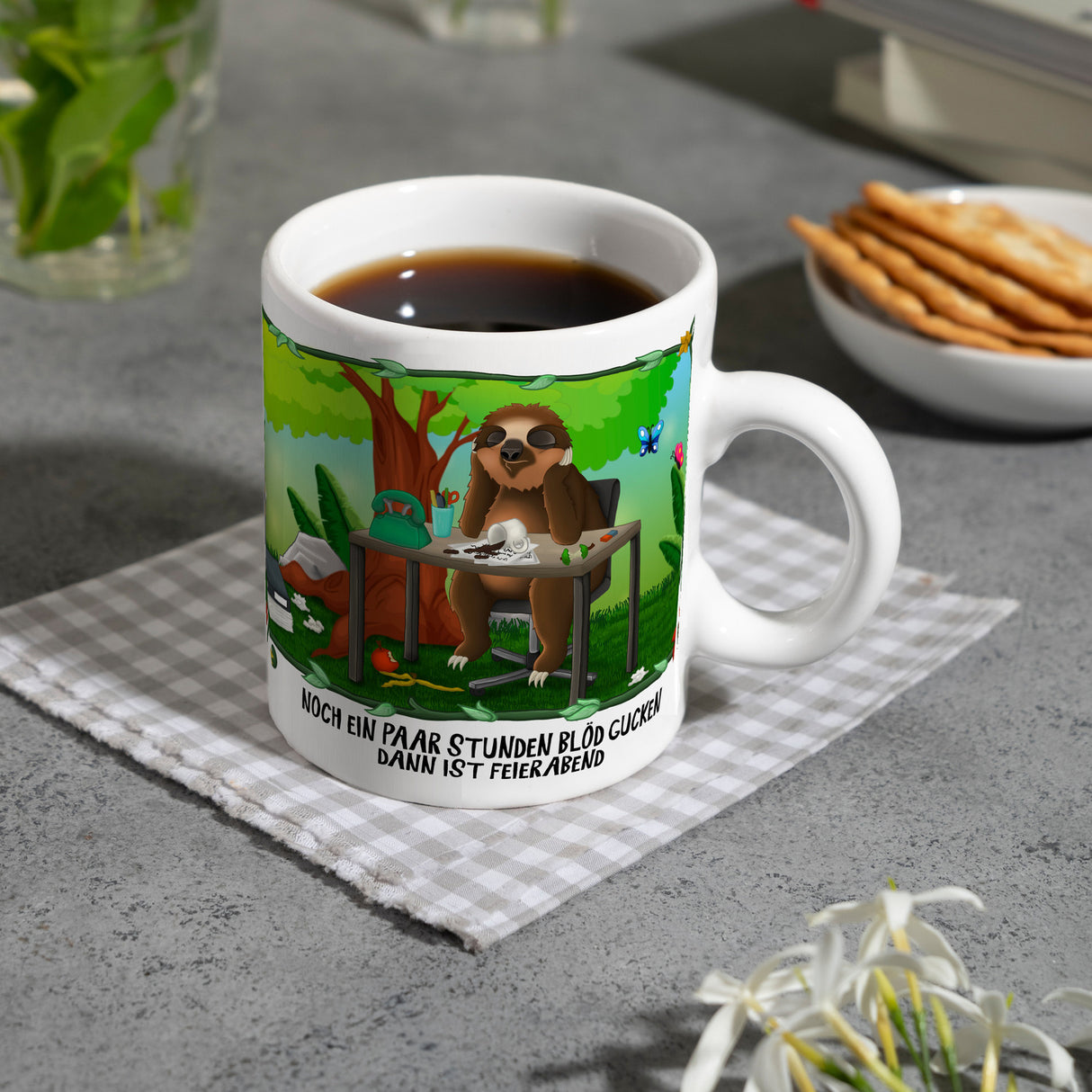 Kaffeebecher mit Faultier im Büro Dschungelmotiv und Spruch: Nur noch ein paar Stunden blöd ...