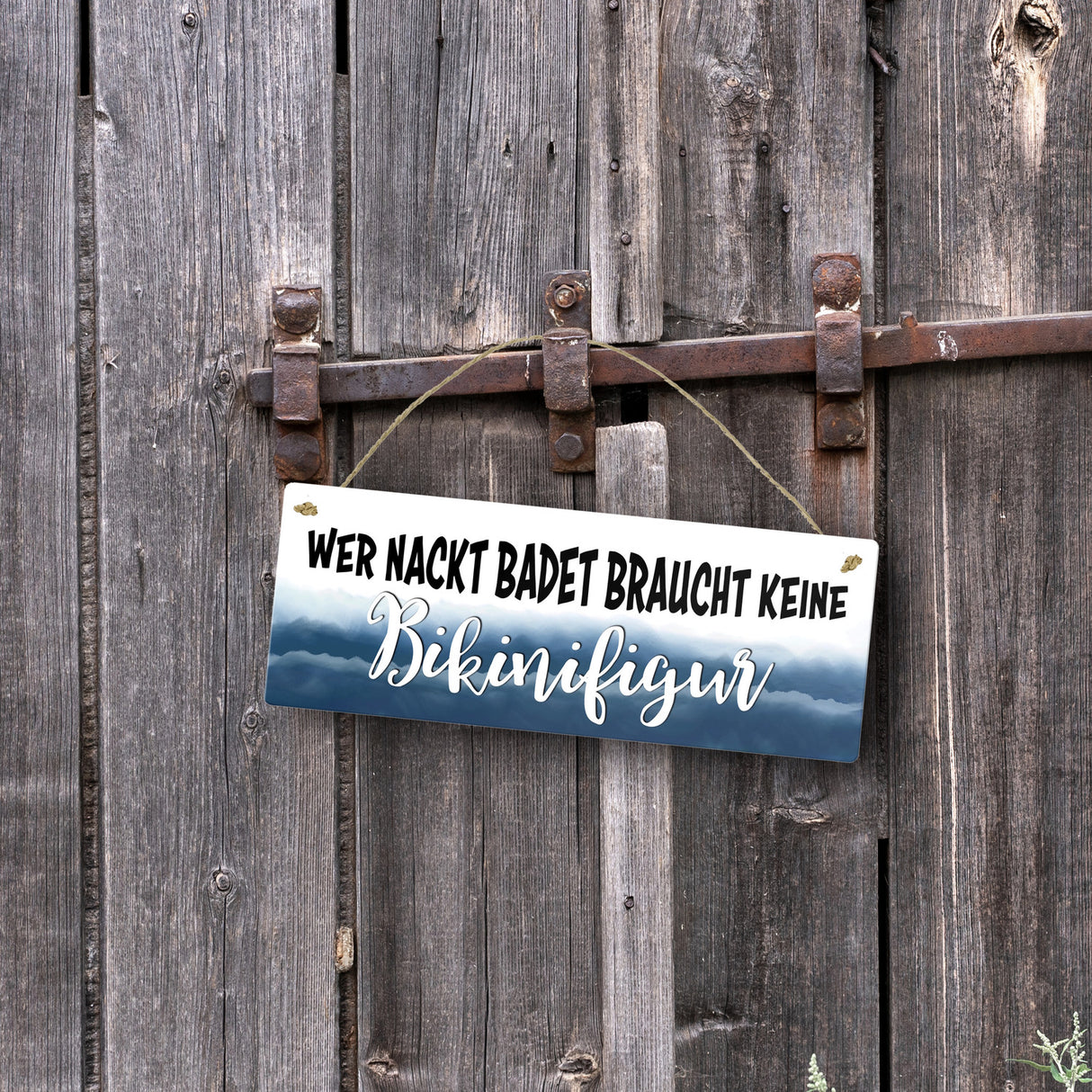 Metallschild mit Spruch: Wer nackt badet braucht keine Bikinifigur