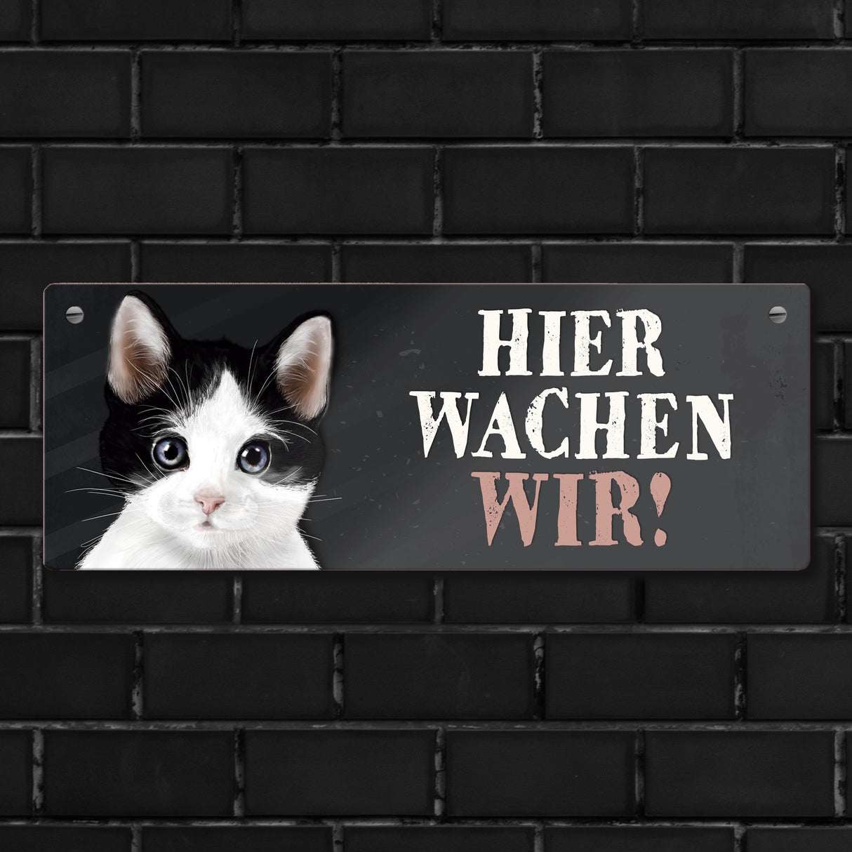 Metallschild mit Katze Motiv und Spruch: Hier wachen wir!