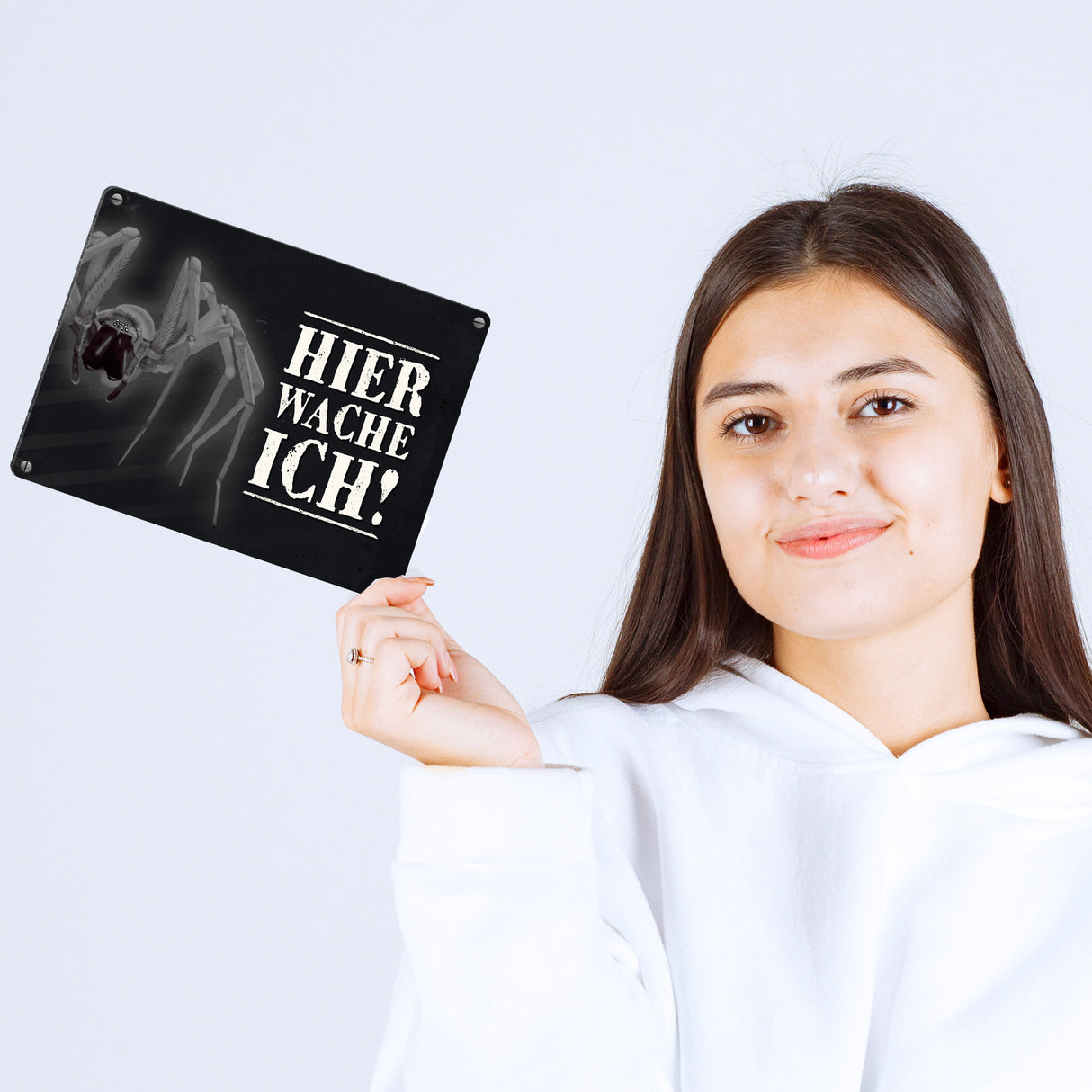 Metallschild mit Spinne Motiv und Spruch: Hier wache ich!