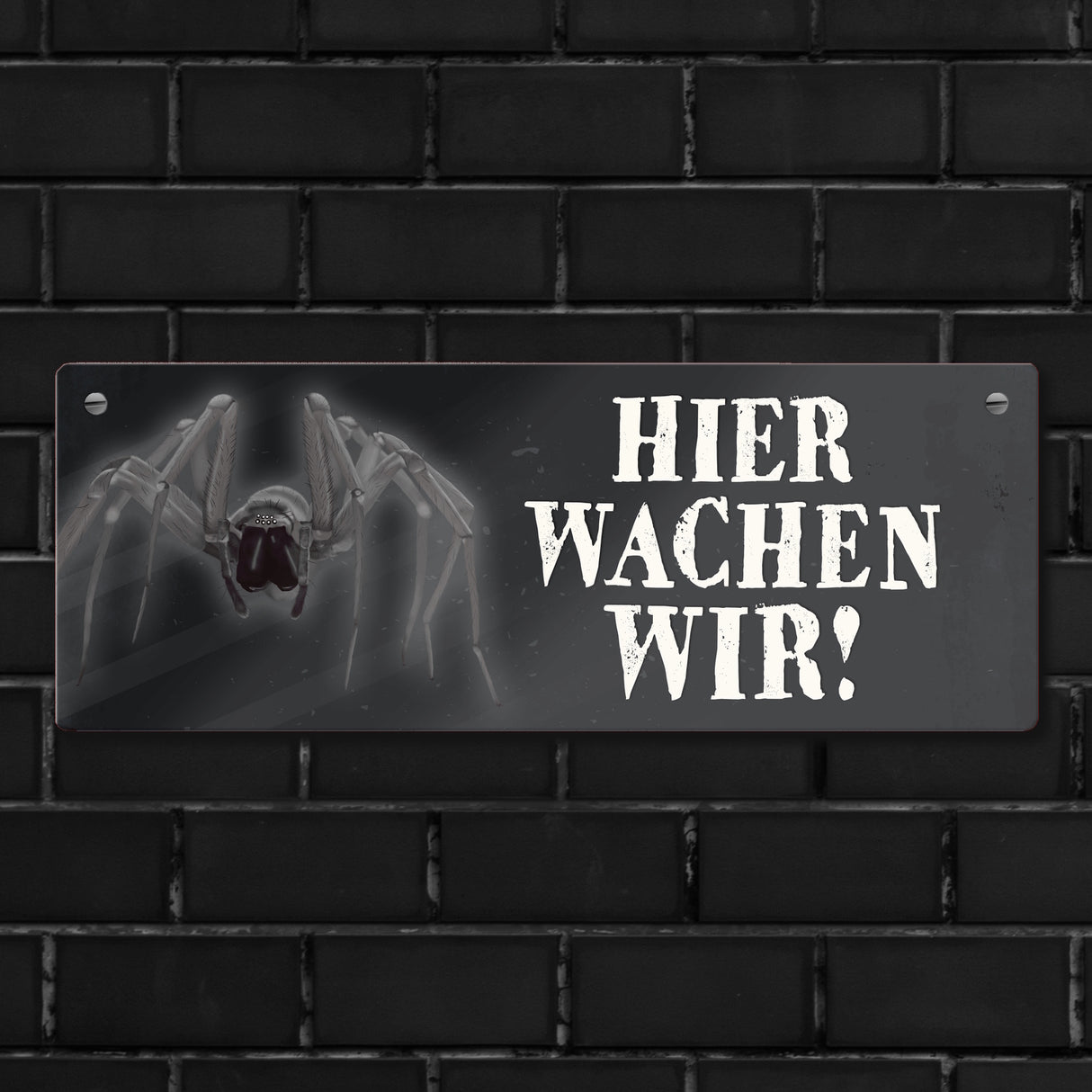 Metallschild mit Spinne Motiv und Spruch: Hier wachen wir!