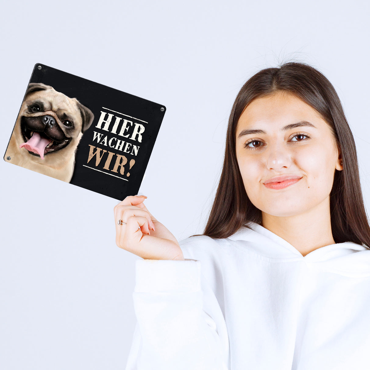 Metallschild mit Mops Motiv und Spruch: Hier wachen wir!