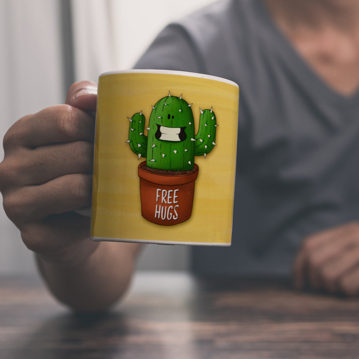 Kaffeebecher mit freundlicher Kaktus Motiv und Spruch: Free Hugs
