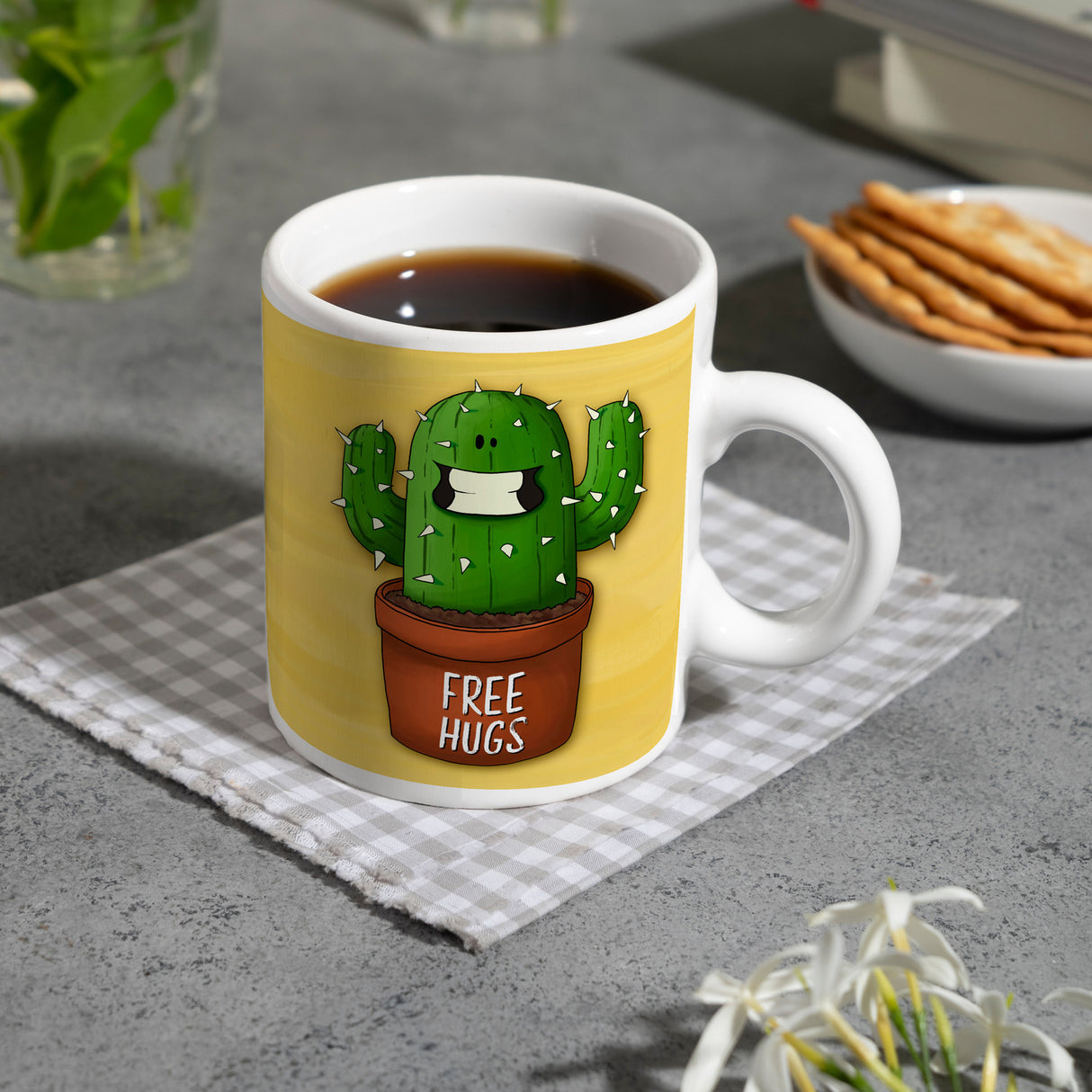 Kaffeebecher mit freundlicher Kaktus Motiv und Spruch: Free Hugs