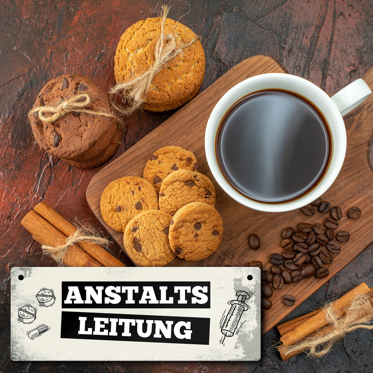 Metallschild mit Spruch: Anstaltsleitung