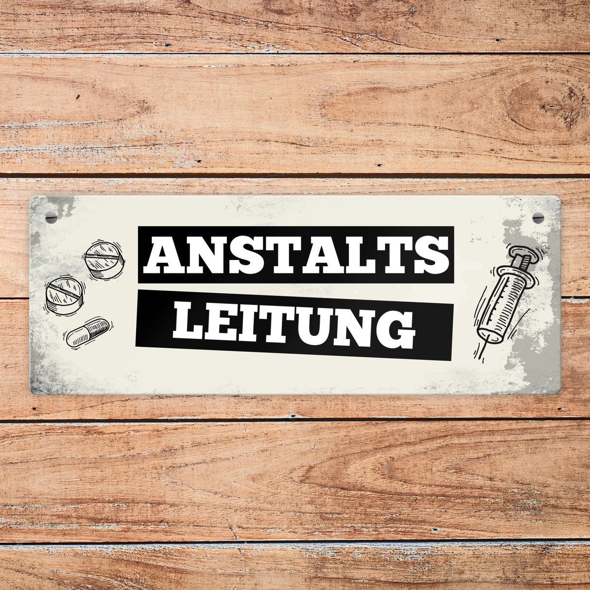 Metallschild mit Spruch: Anstaltsleitung