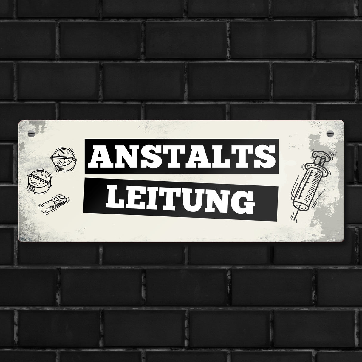 Metallschild mit Spruch: Anstaltsleitung