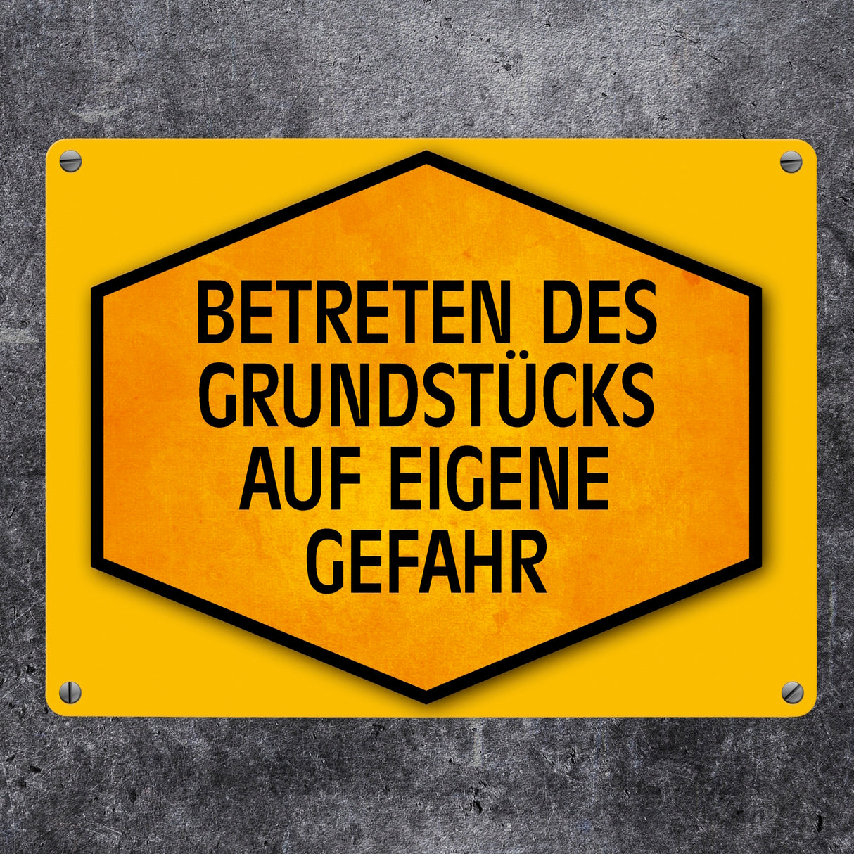 Betreten des Grundstücks auf eigene Gefahr Warn- und Hinweisschild in Gelb und Schwarz