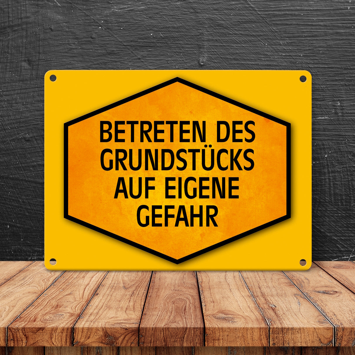 Betreten des Grundstücks auf eigene Gefahr Warn- und Hinweisschild in Gelb und Schwarz