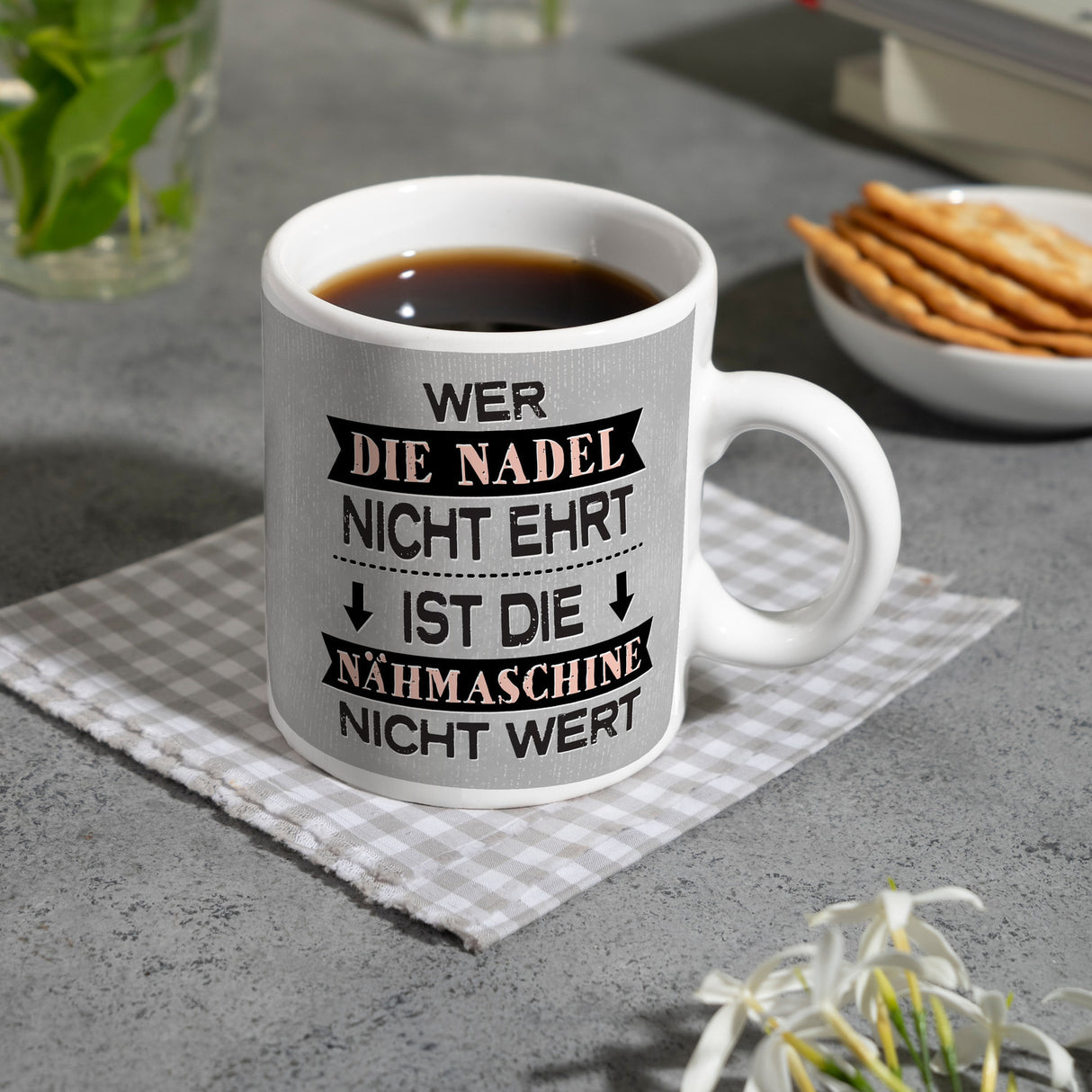 Kaffeebecher mit Spruch: Wer die Nadel nicht ehrt, ...