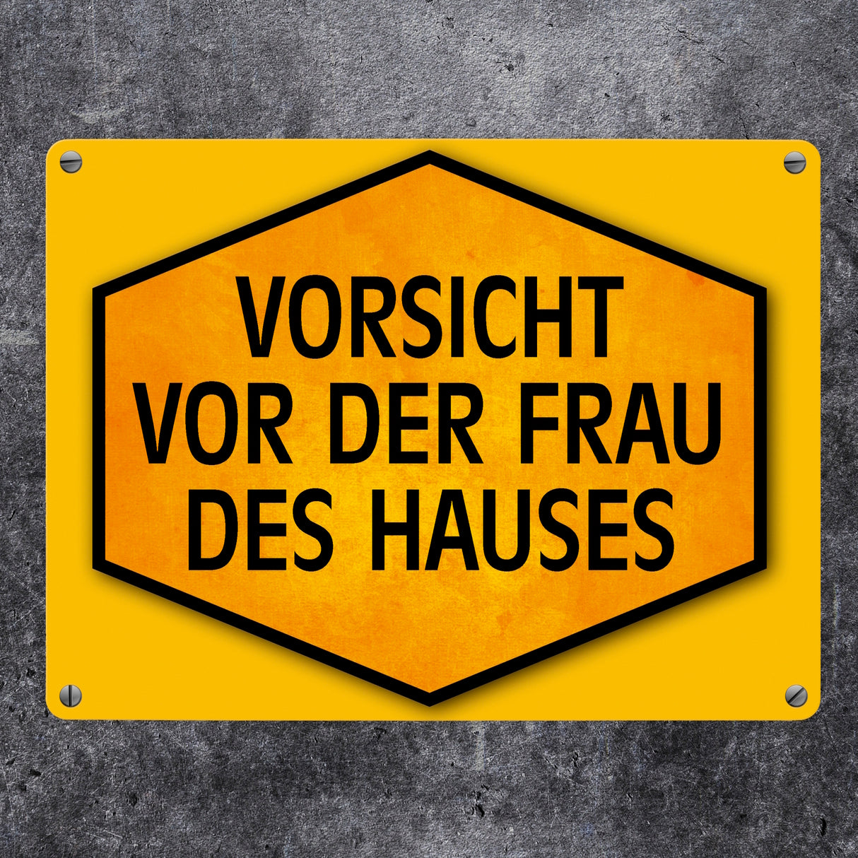 Vorsicht vor der Frau des Hauses Warn- und Hinweisschild in Gelb und Schwarz