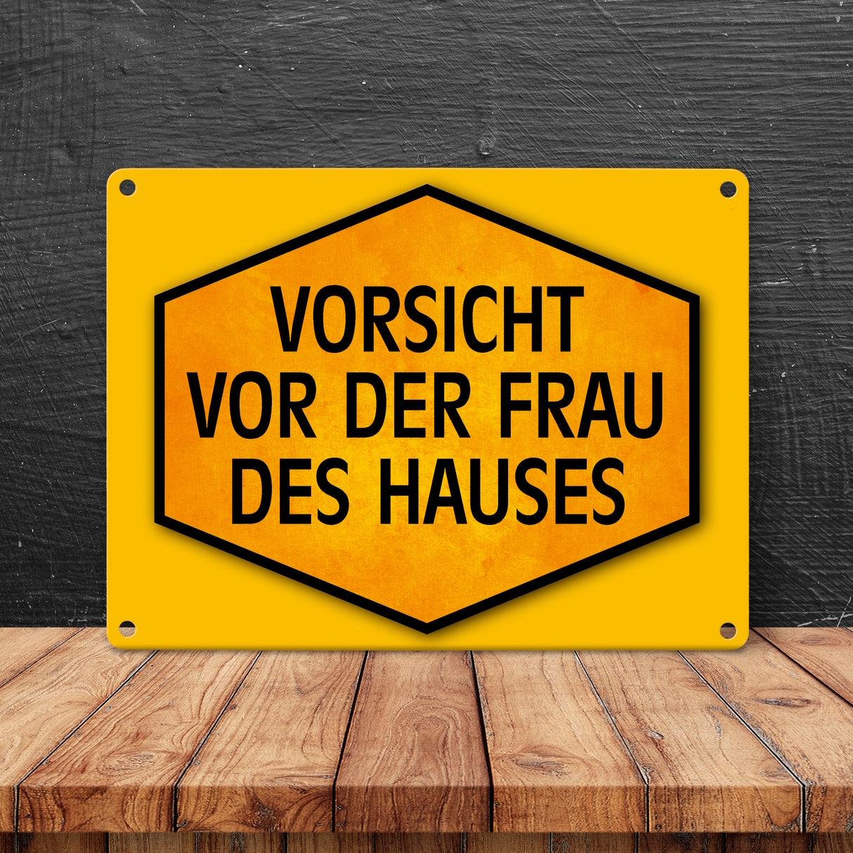 Vorsicht vor der Frau des Hauses Warn- und Hinweisschild in Gelb und Schwarz