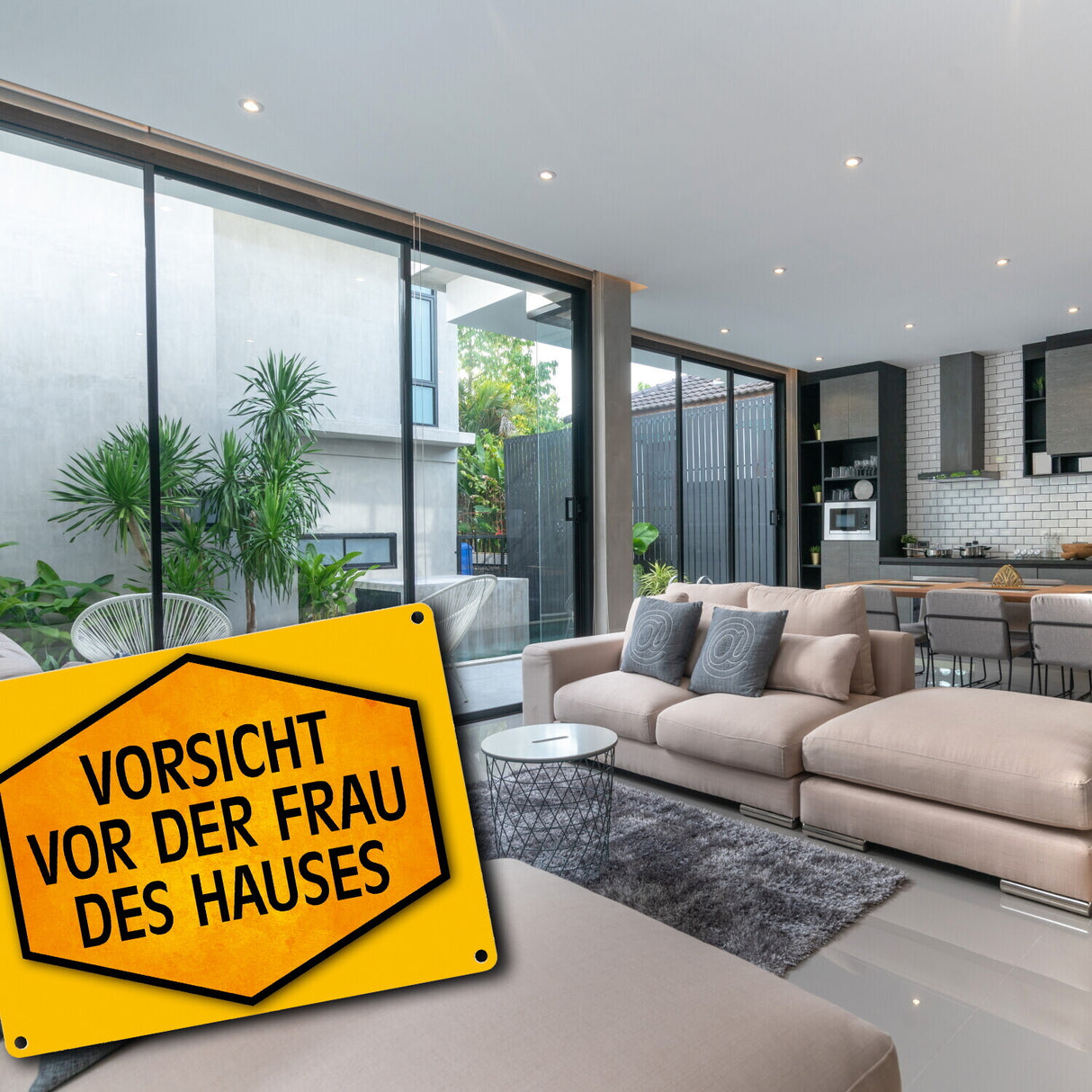 Vorsicht vor der Frau des Hauses Warn- und Hinweisschild in Gelb und Schwarz