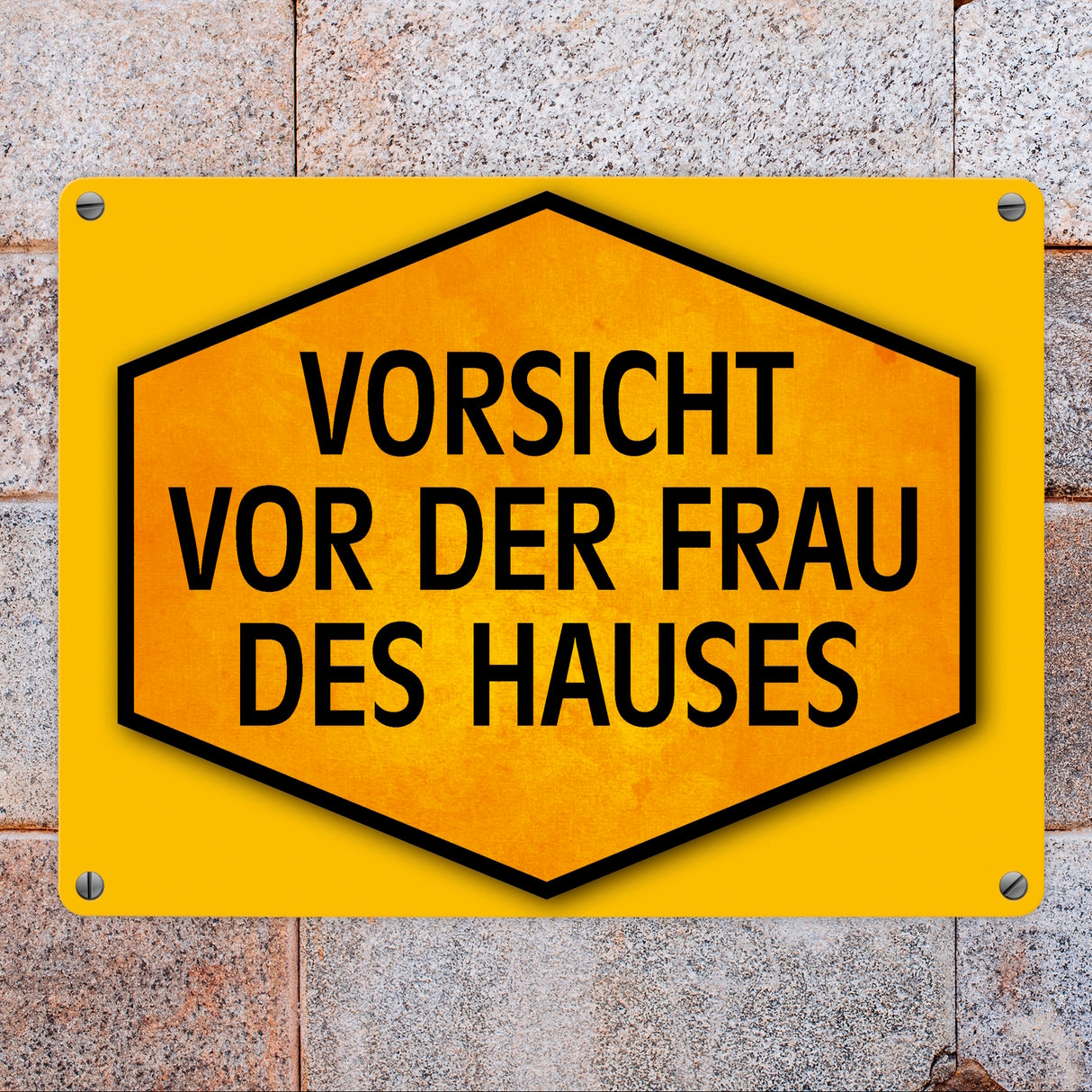 Vorsicht vor der Frau des Hauses Warn- und Hinweisschild in Gelb und Schwarz