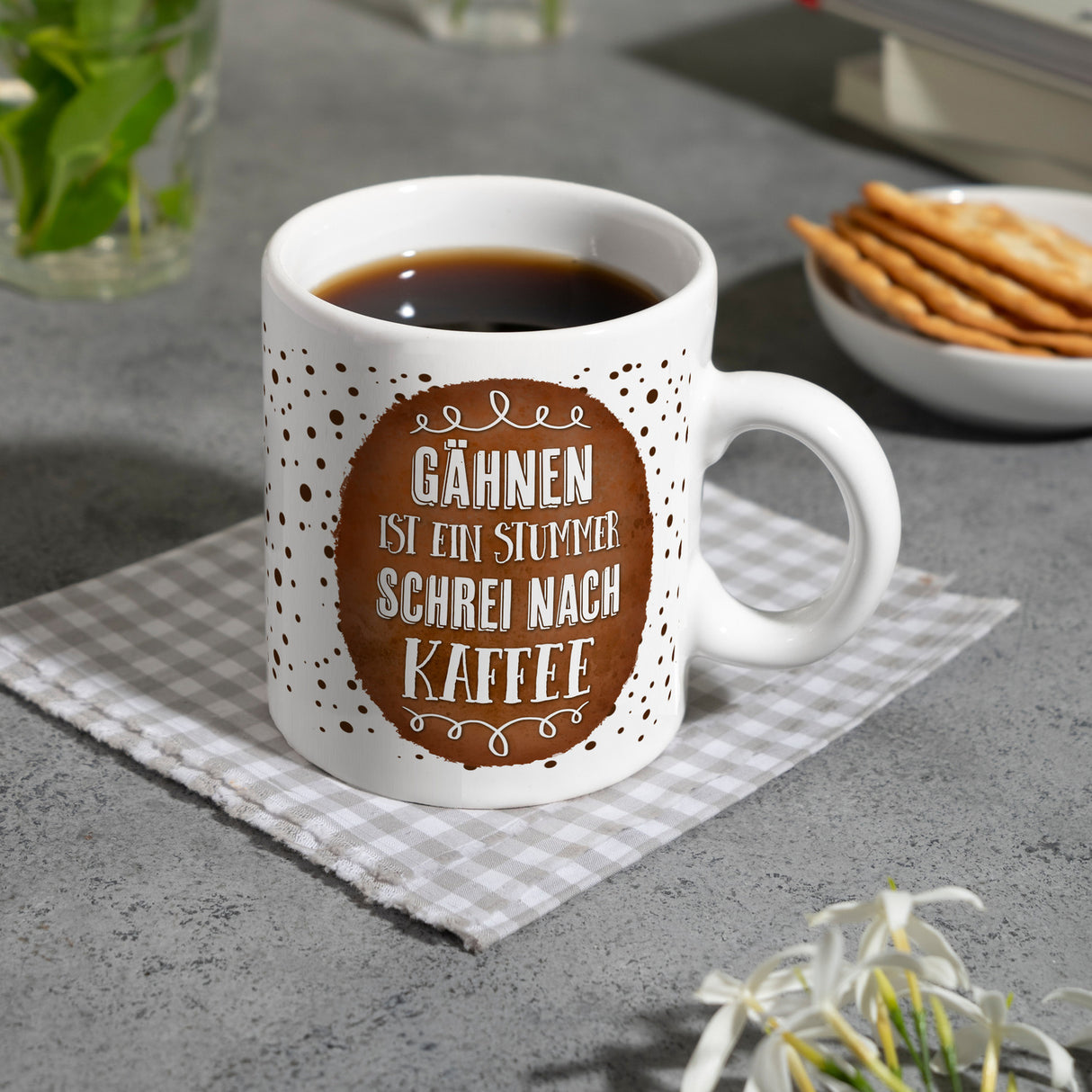 Kaffeebecher mit Spruch: Gähnen ist ein stummer Schrei nach Kaffee