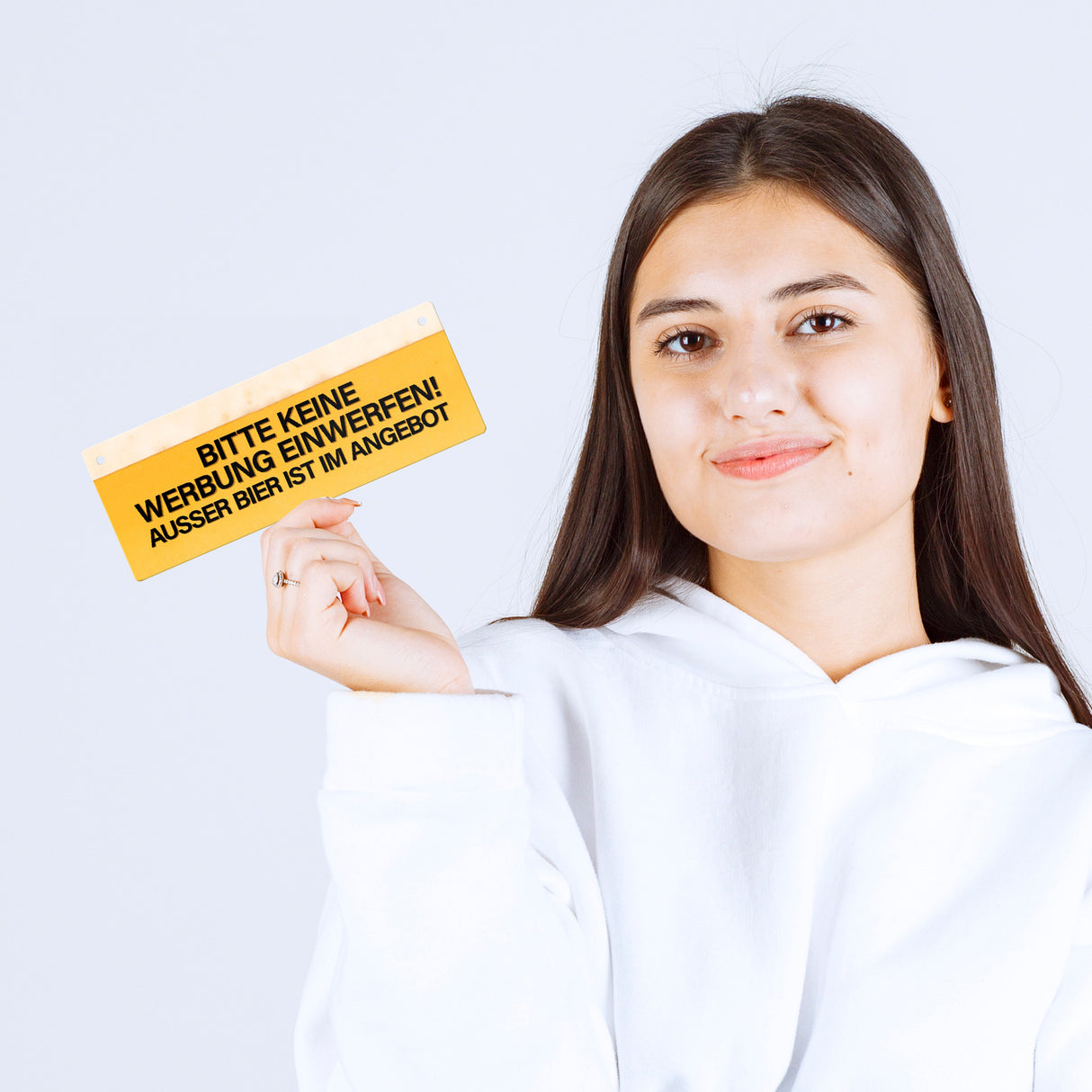 Metallschild mit Spruch: Bitte keine Werbung einwerfen! Außer Bier…