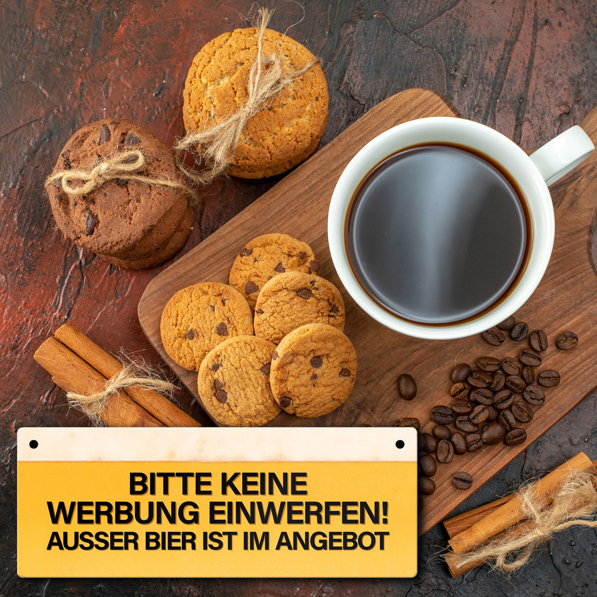 Metallschild mit Spruch: Bitte keine Werbung einwerfen! Außer Bier…