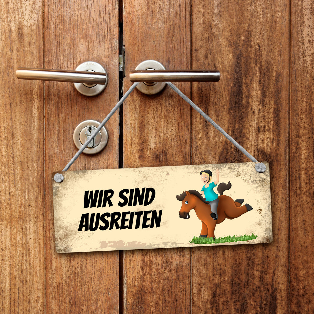 Braunes Pferd ist auf der Koppel oder ausreiten Wendeschild mit Kordel