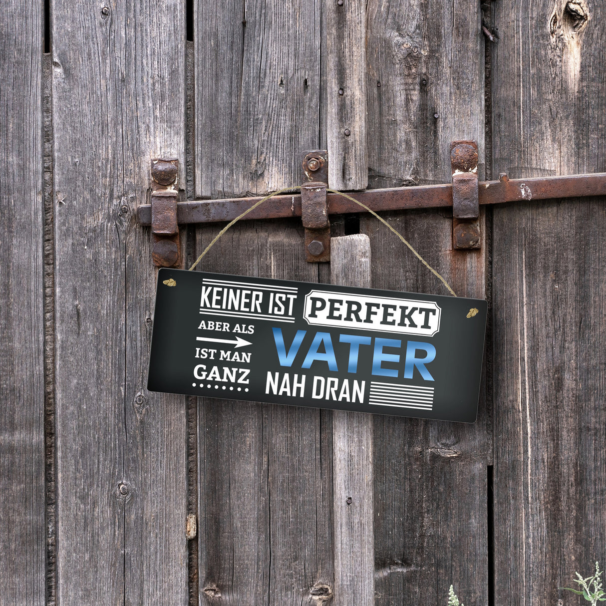 Metallschild mit Spruch: Keiner ist perfekt, aber als Vater ist man ganz nah dran